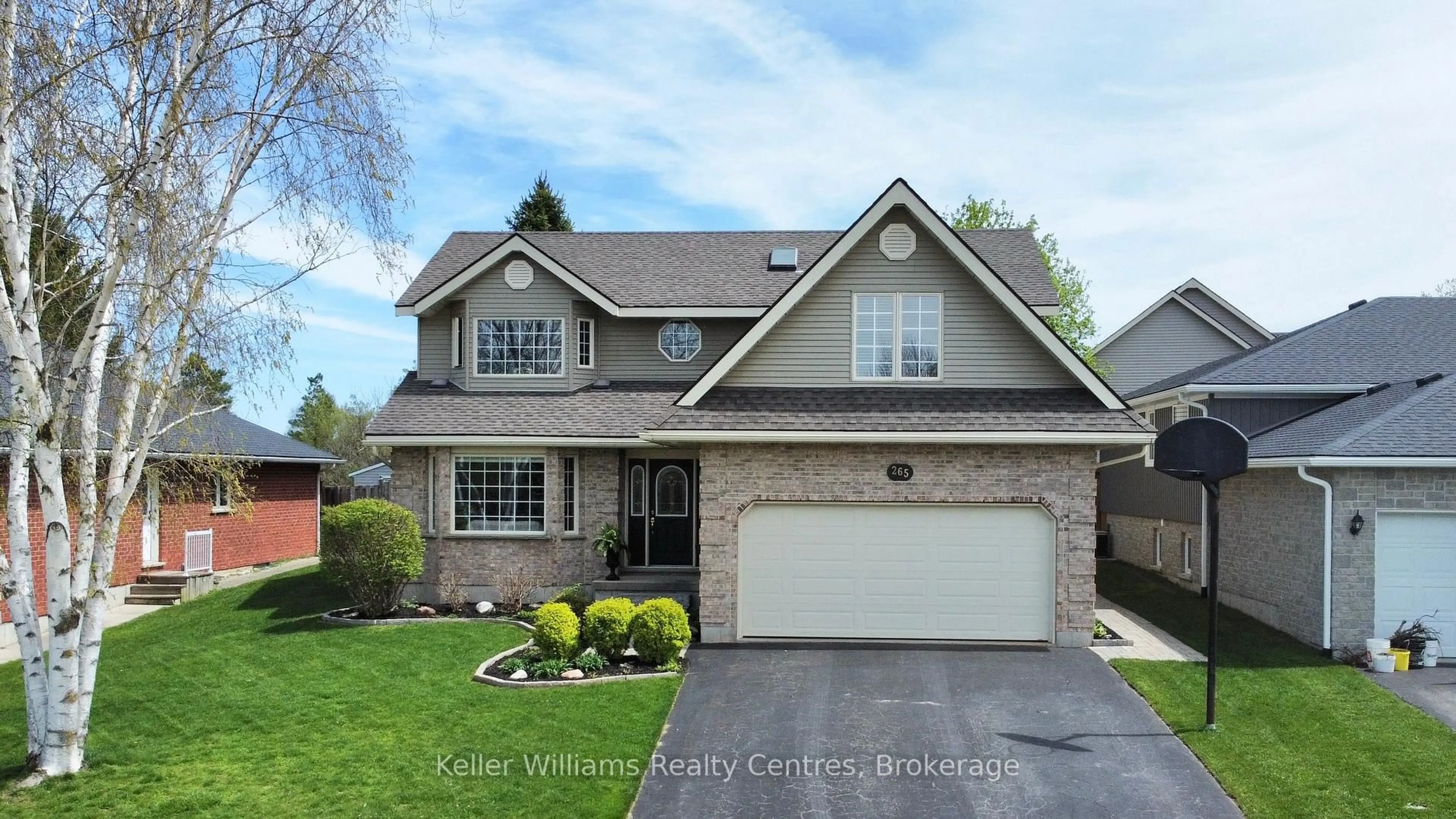 Home with vinyl exterior material, street for 265 4TH STREET Cres, Hanover Ontario N4N 3S9