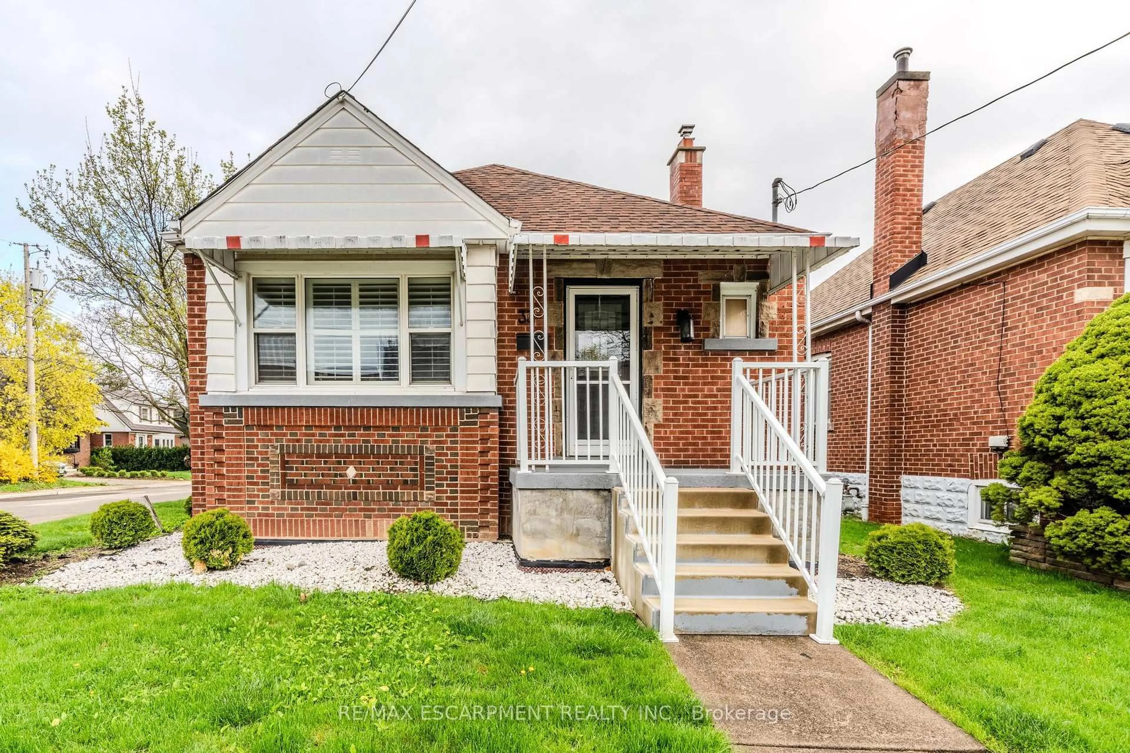 Home with brick exterior material, street for 33 Brucedale Ave, Hamilton Ontario L9A 1N1