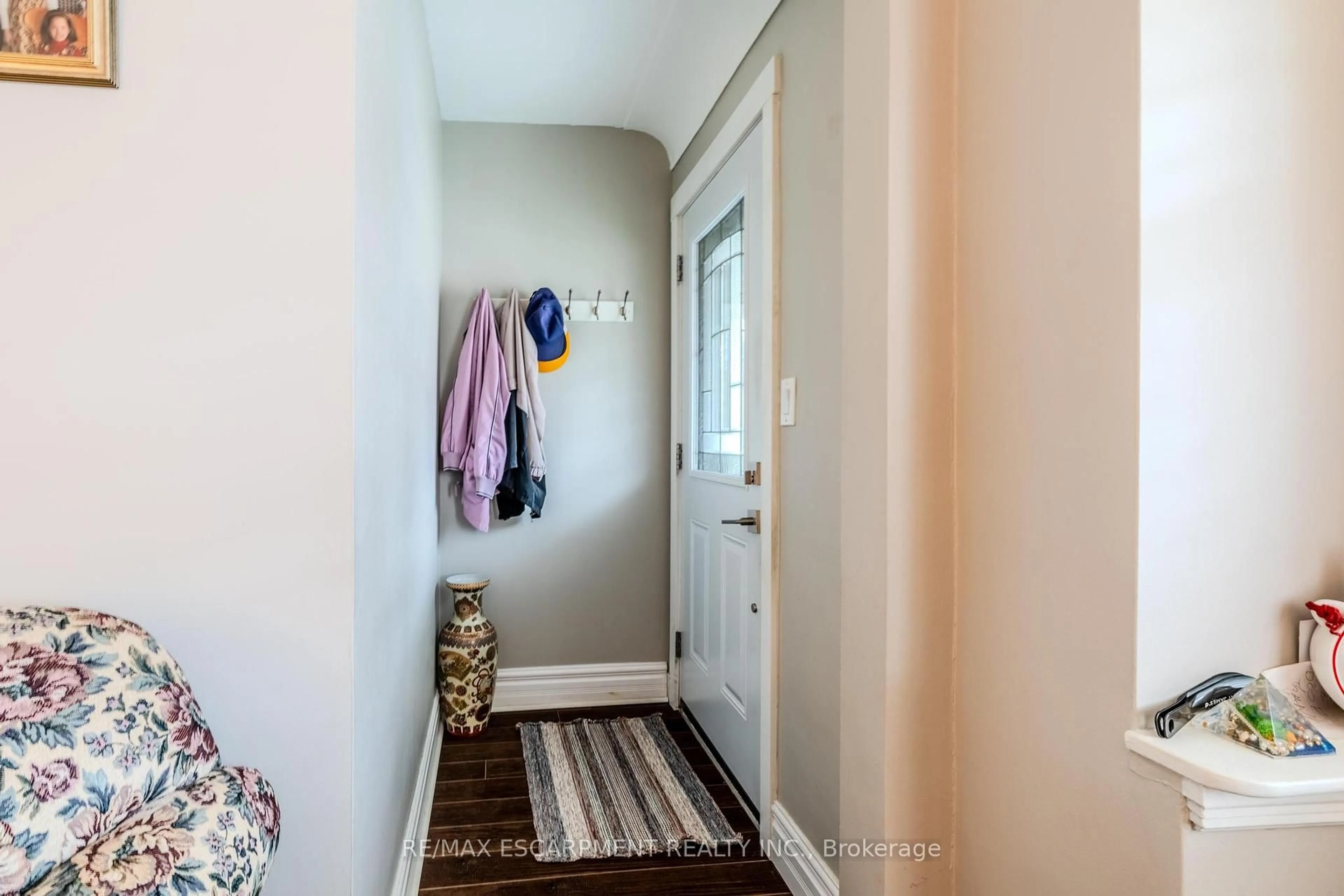 Indoor entryway for 33 Brucedale Ave, Hamilton Ontario L9A 1N1