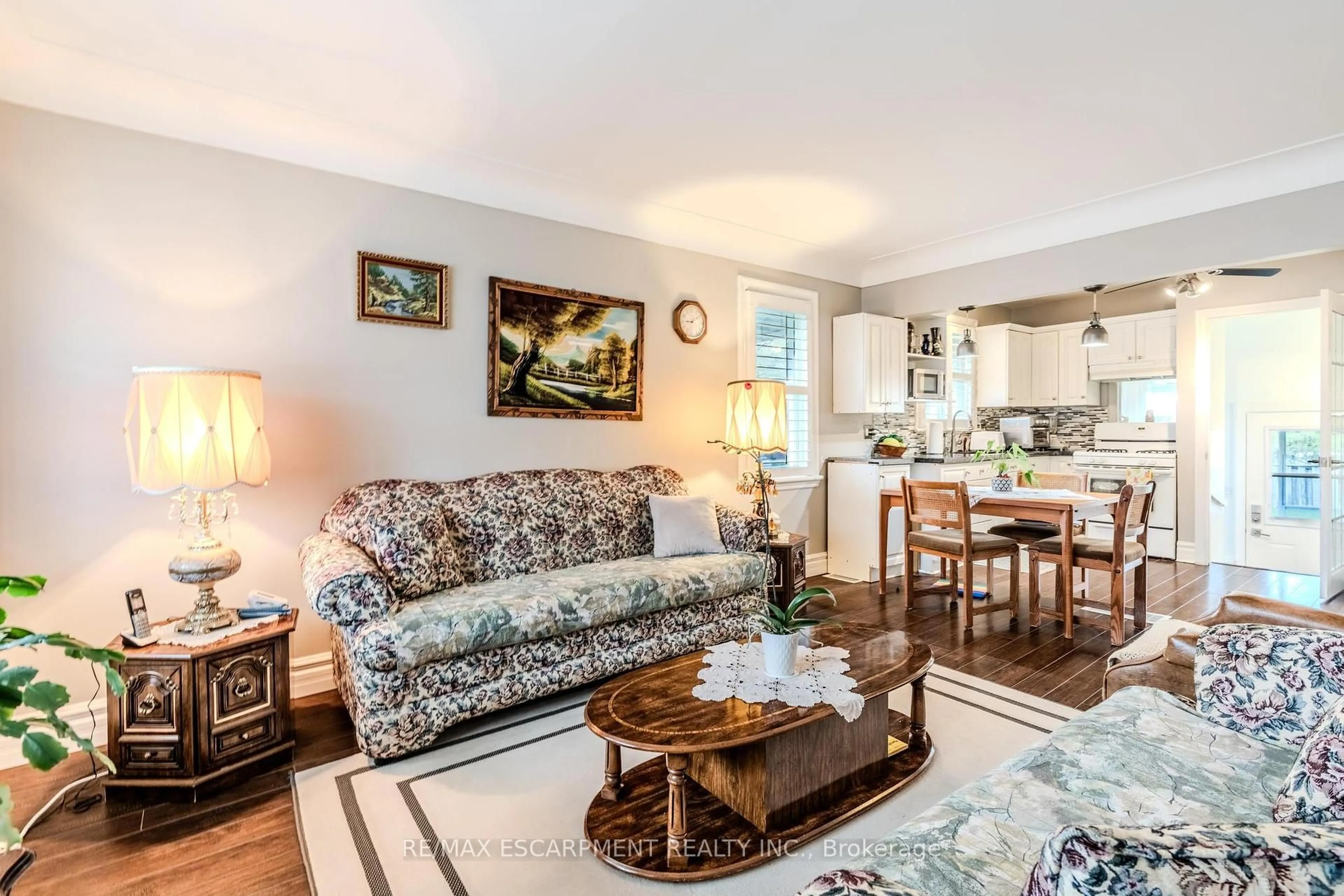 Living room with furniture, unknown for 33 Brucedale Ave, Hamilton Ontario L9A 1N1