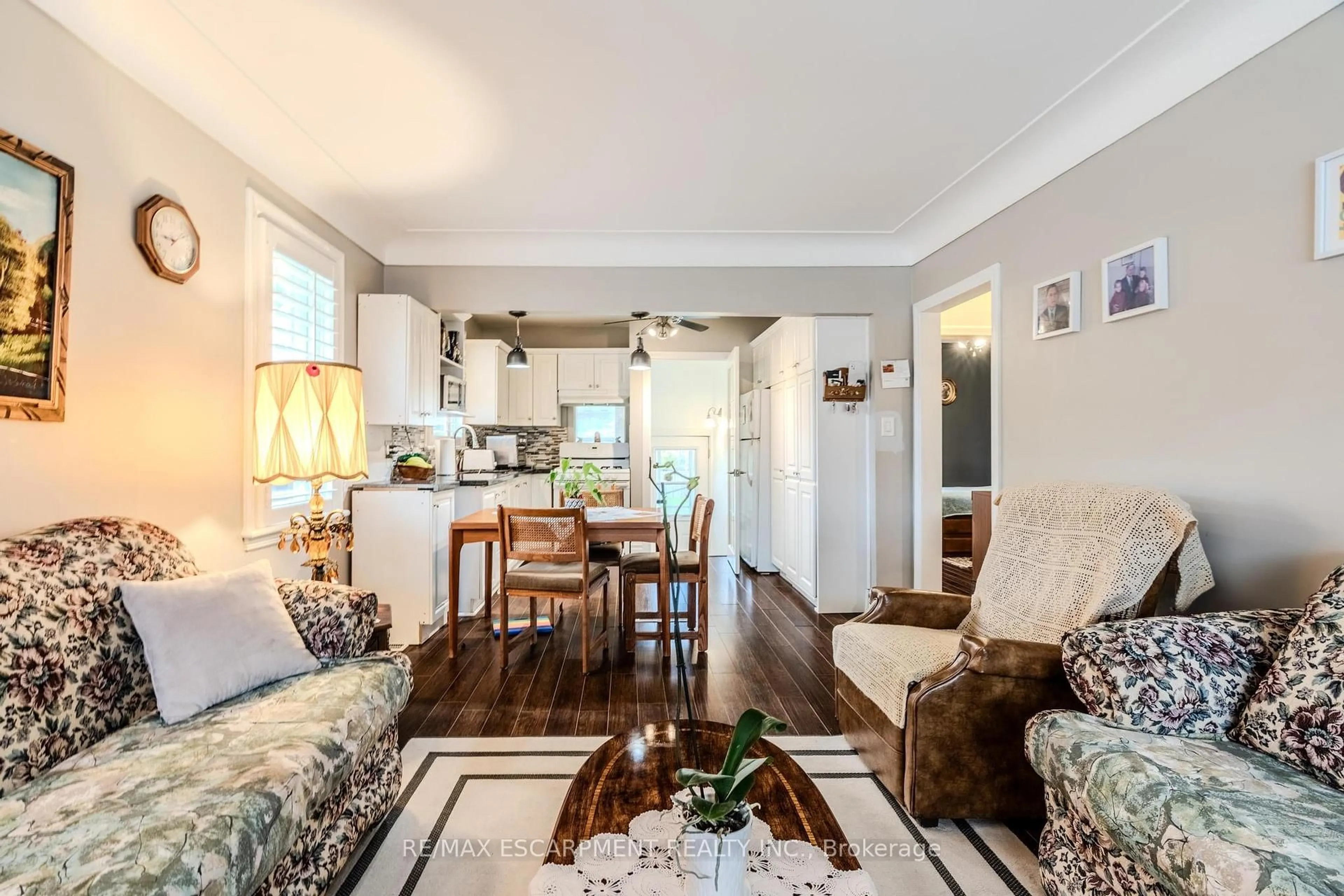 Open concept kitchen, wood/laminate floor for 33 Brucedale Ave, Hamilton Ontario L9A 1N1
