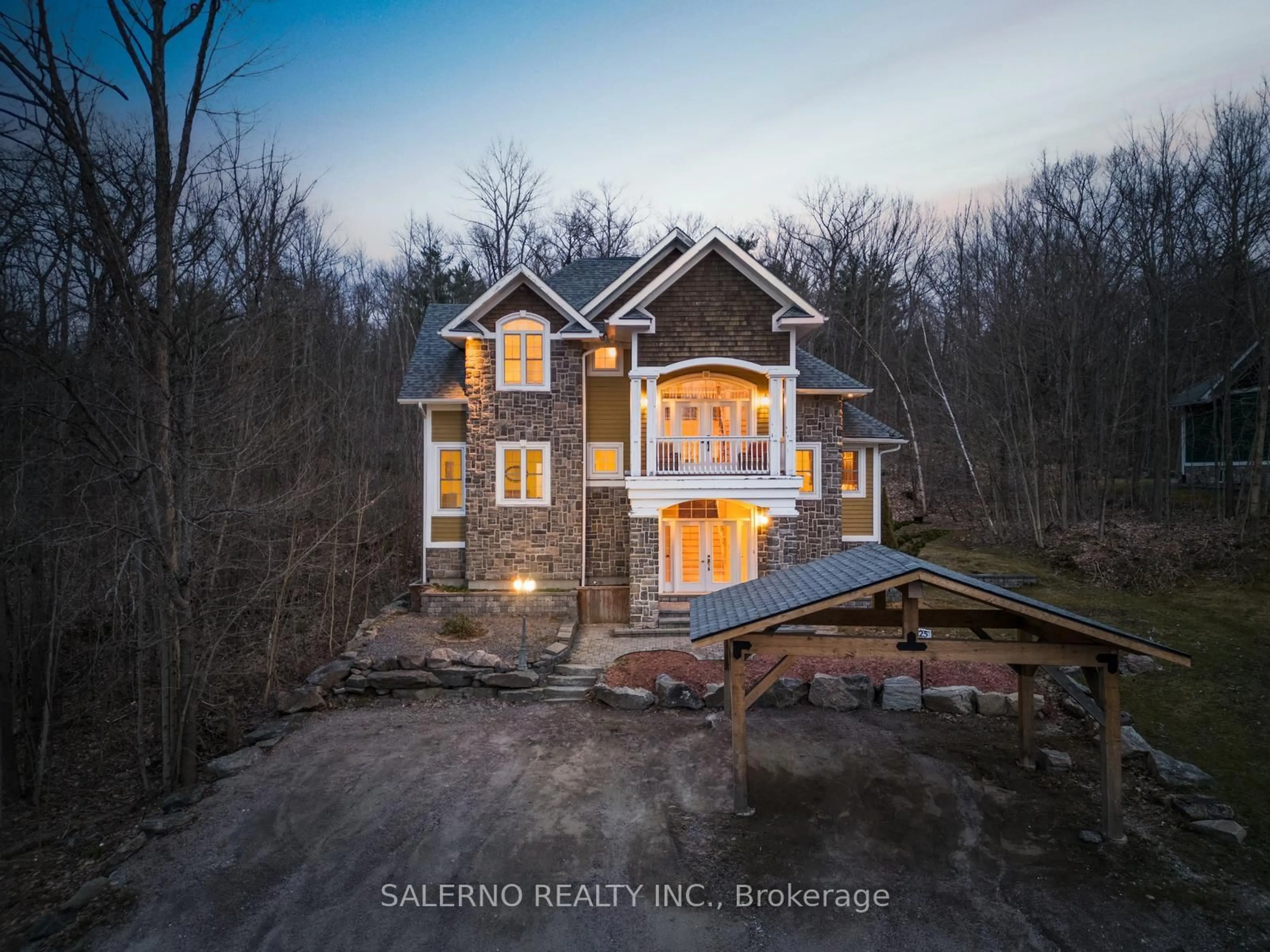 A pic from outside/outdoor area/front of a property/back of a property/a pic from drone, building for 625 James St, Gravenhurst Ontario P1P 1T5