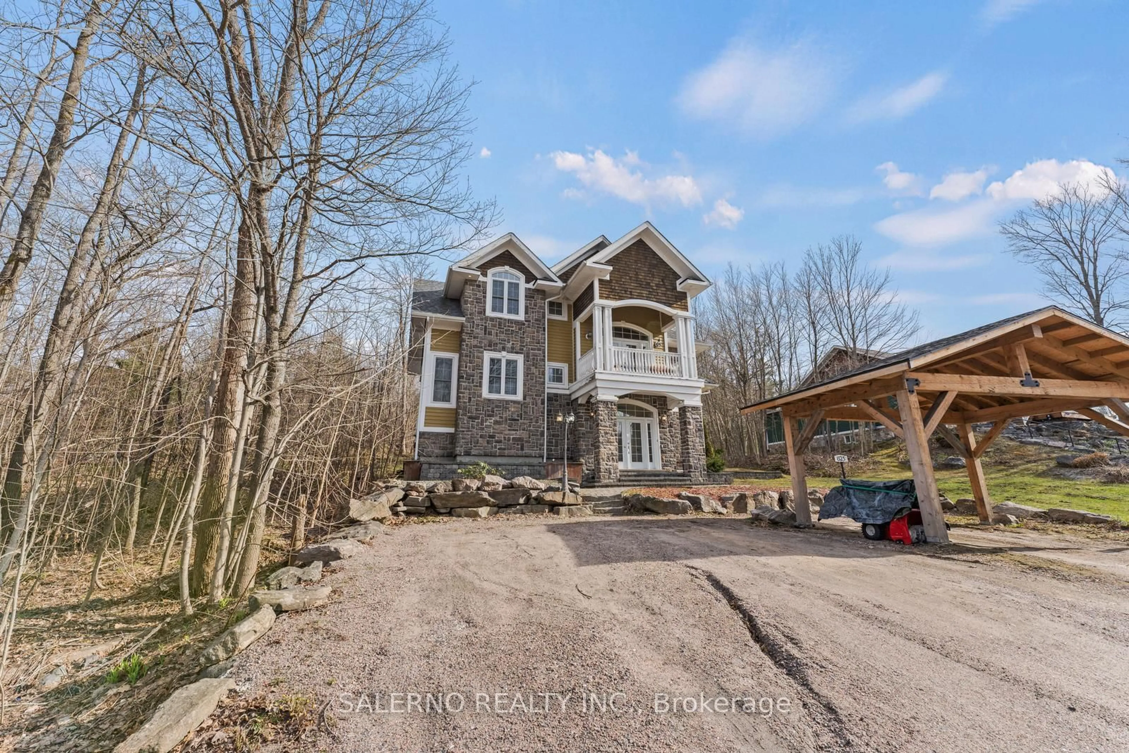A pic from outside/outdoor area/front of a property/back of a property/a pic from drone, unknown for 625 James St, Gravenhurst Ontario P1P 1T5