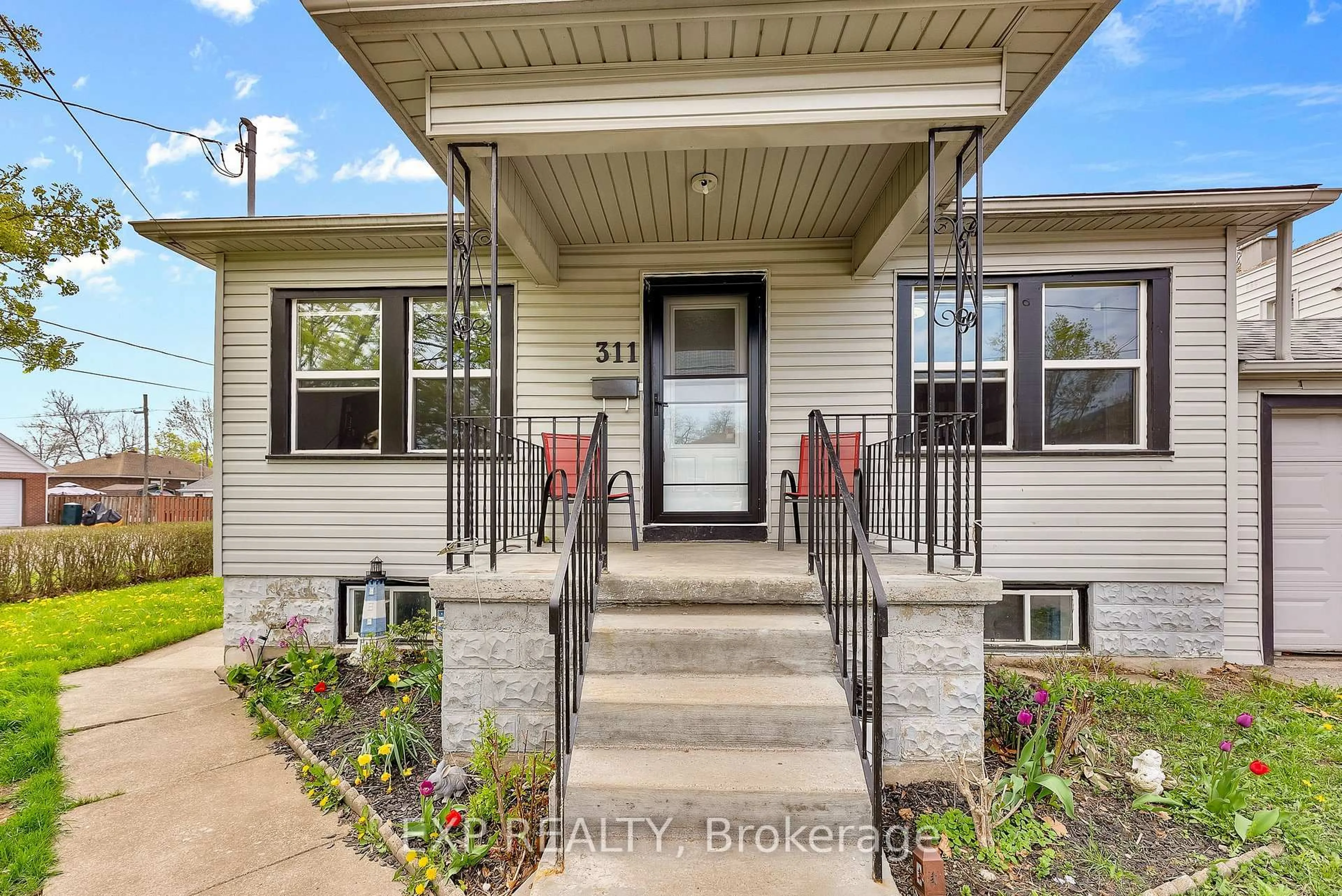 Indoor entryway for 311 Scholfield Ave, Welland Ontario L3B 1N9