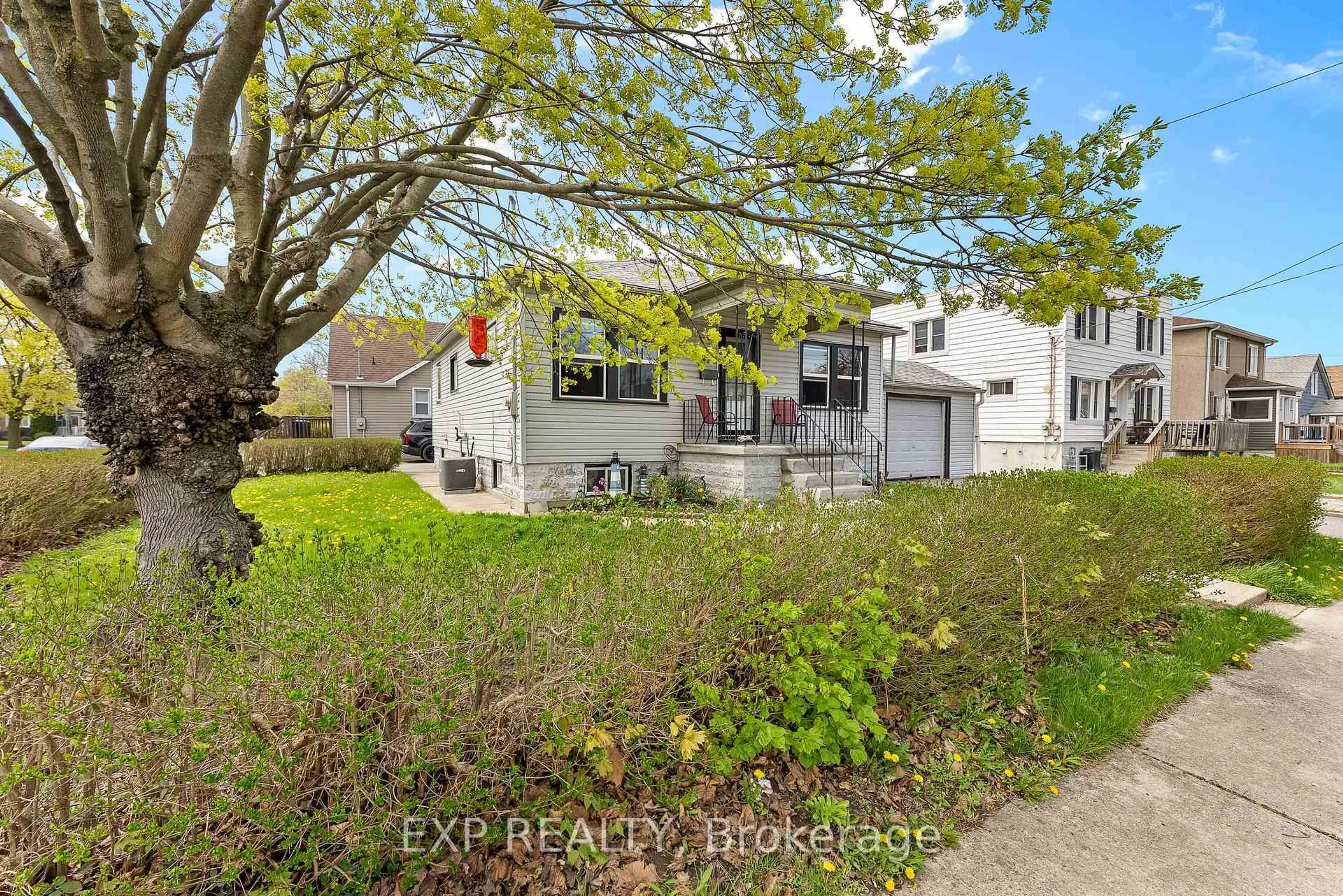 A pic from outside/outdoor area/front of a property/back of a property/a pic from drone, street for 311 Scholfield Ave, Welland Ontario L3B 1N9