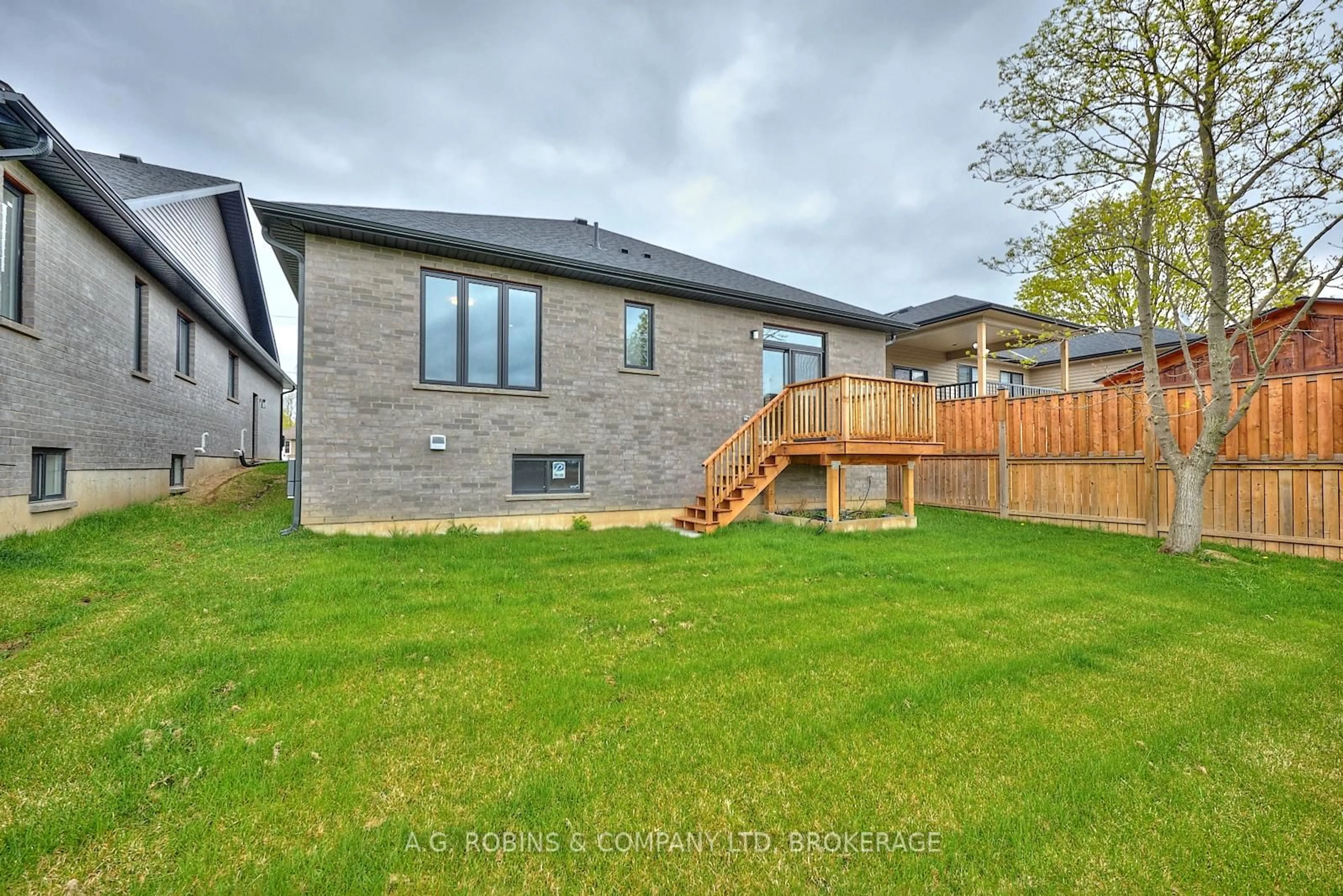 Home with brick exterior material, unknown for 4112 Fly Rd, Lincoln Ontario L0R 1G0