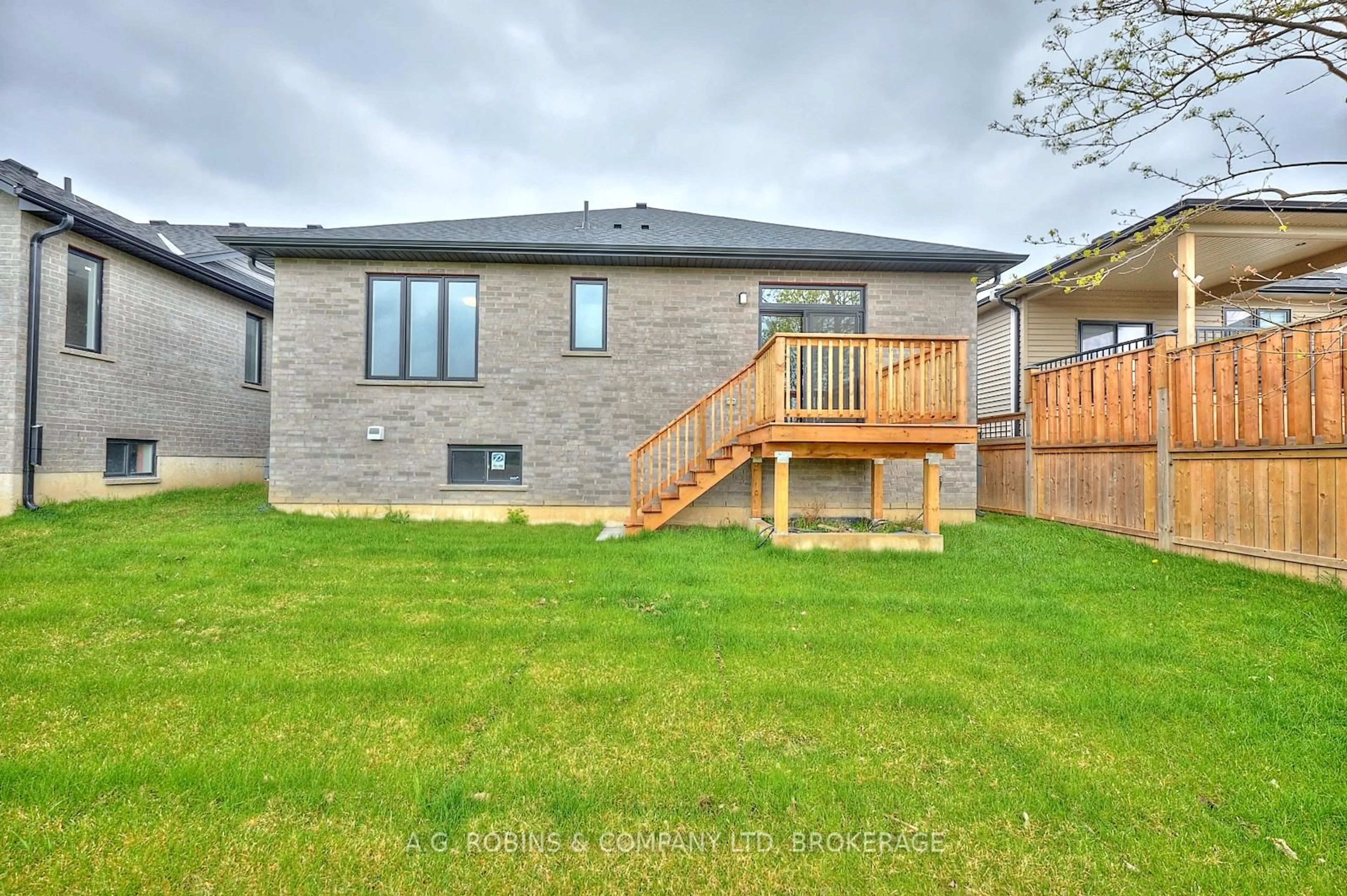 A pic from outside/outdoor area/front of a property/back of a property/a pic from drone, unknown for 4112 Fly Rd, Lincoln Ontario L0R 1G0