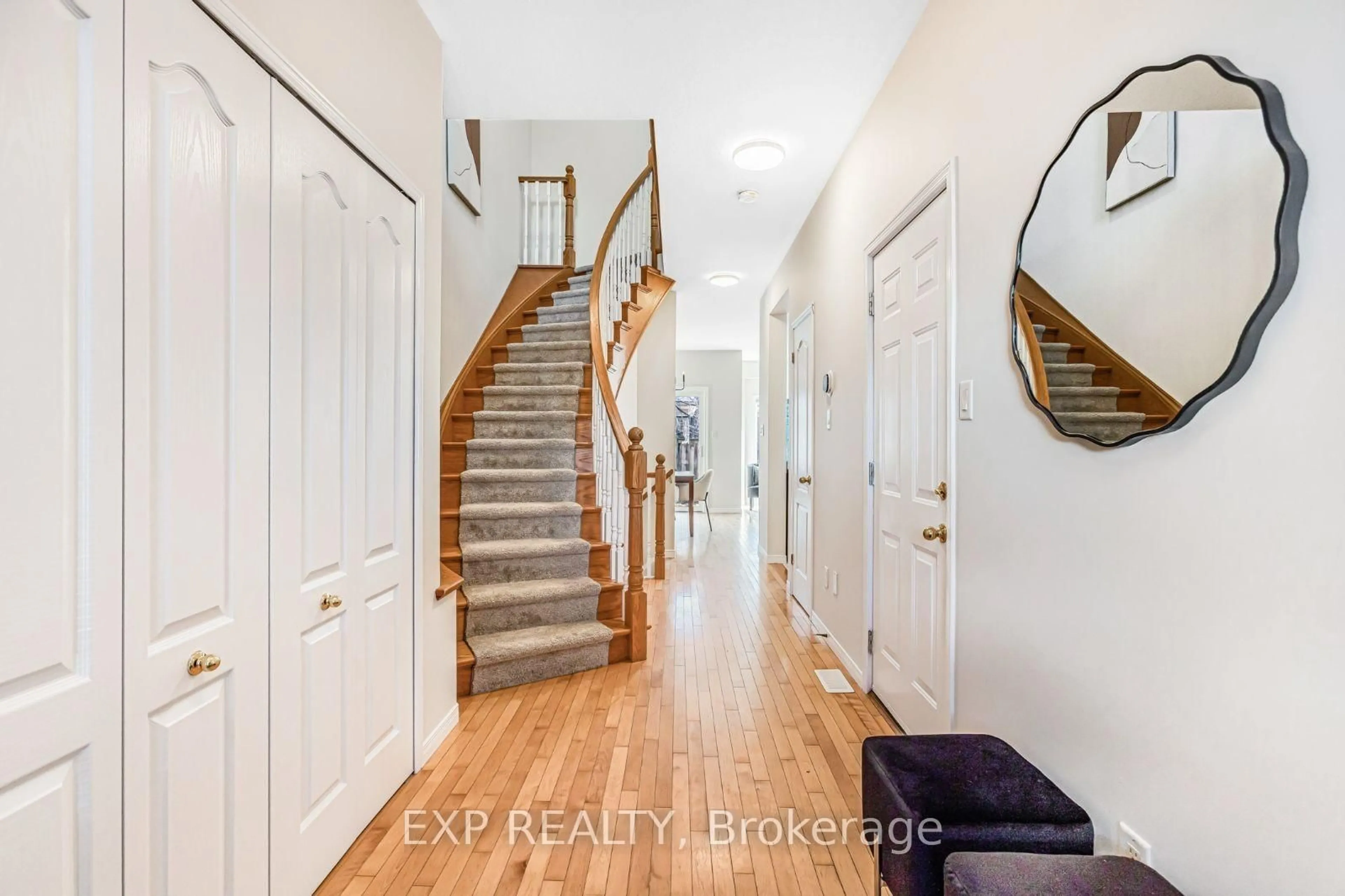 Indoor entryway for 81 Valridge Dr #10, Hamilton Ontario L9G 5B7