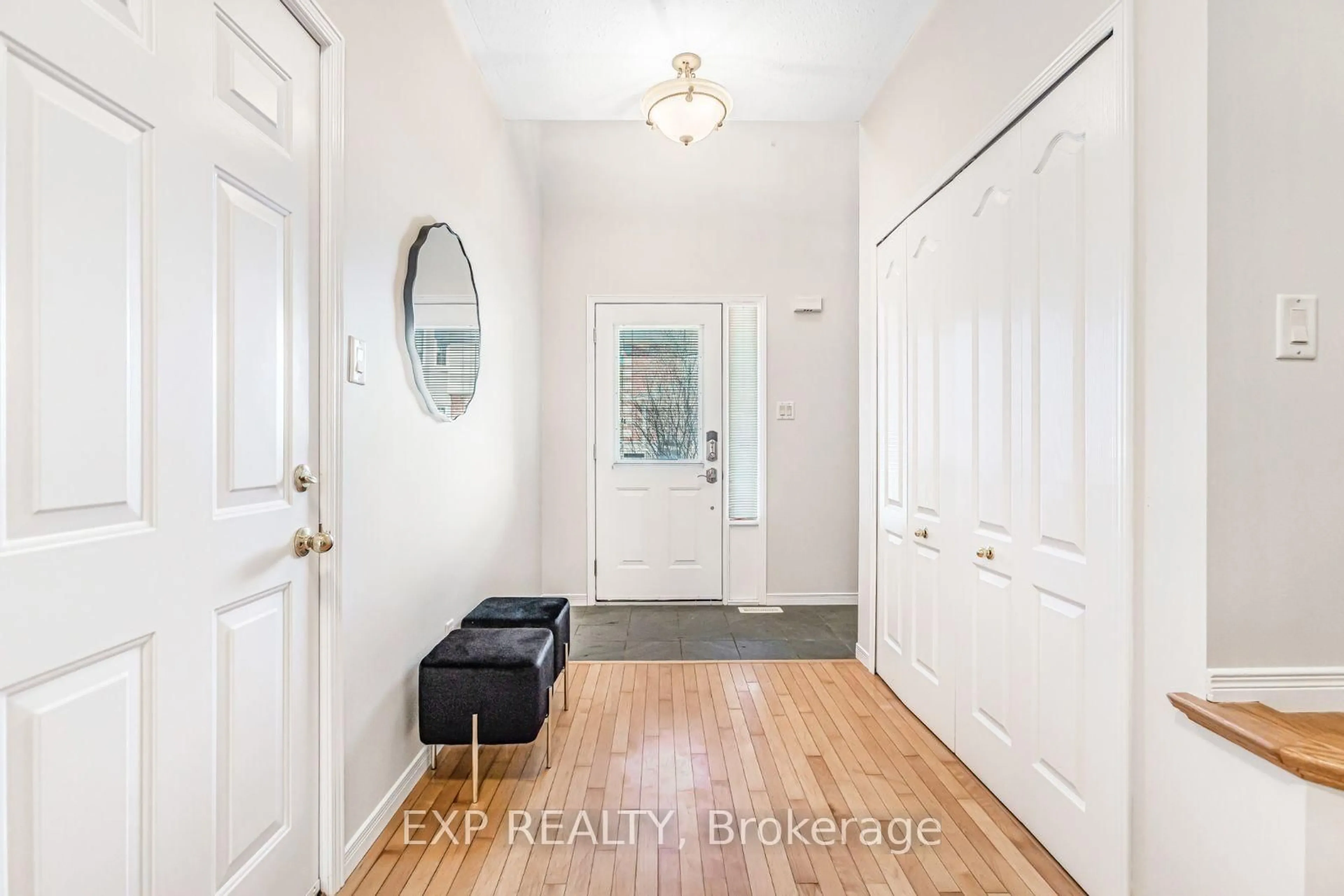 Indoor entryway for 81 Valridge Dr #10, Hamilton Ontario L9G 5B7