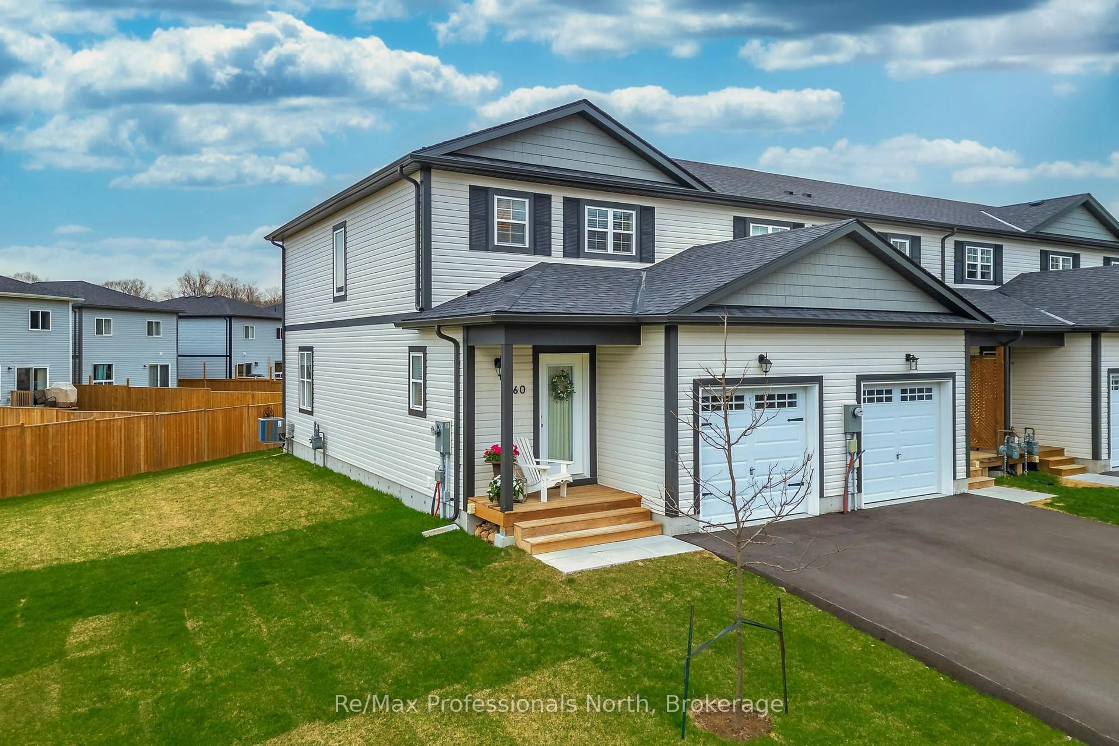 Home with vinyl exterior material, street for 160 Daffodil Crt, Gravenhurst Ontario P1P 0B8