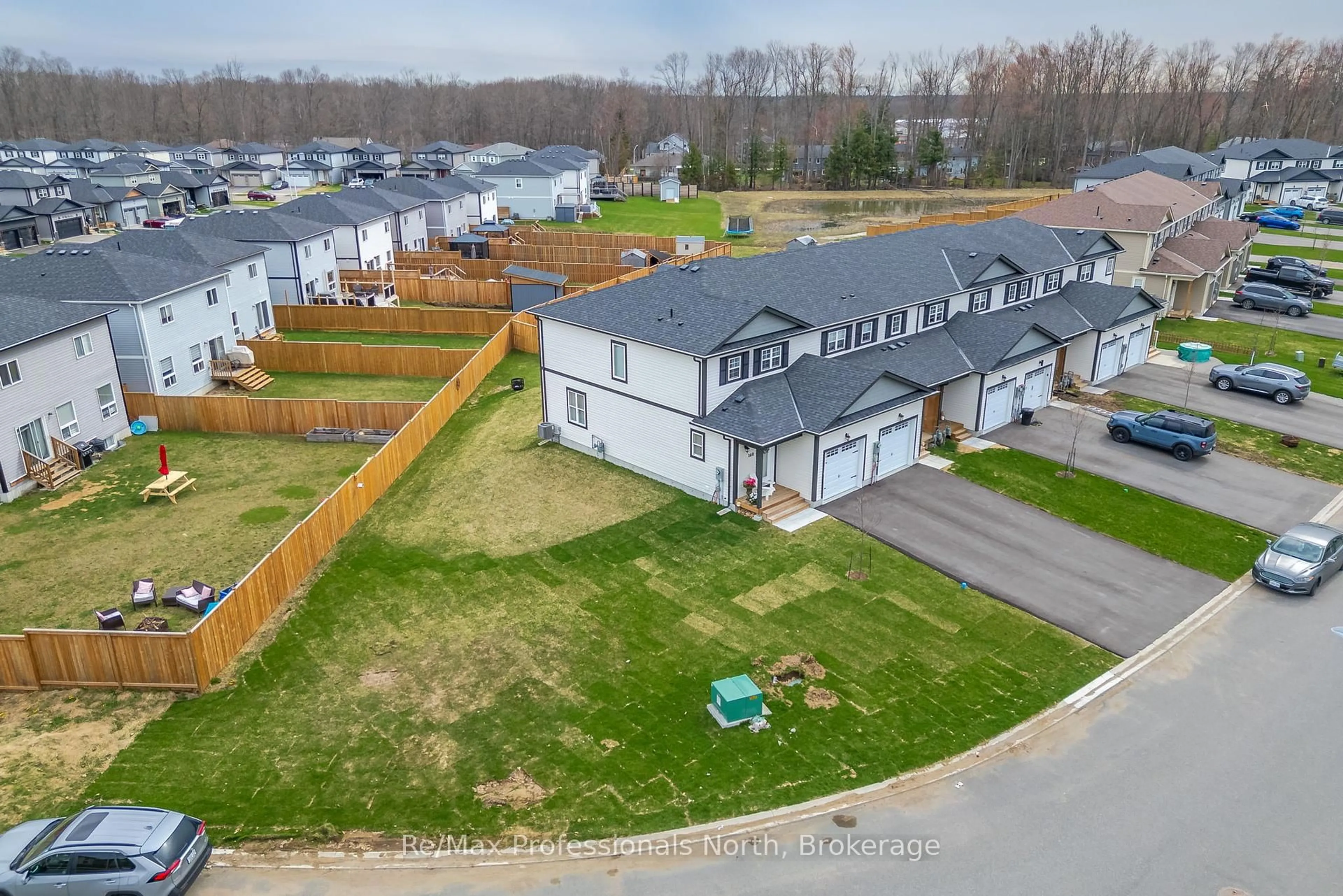 A pic from outside/outdoor area/front of a property/back of a property/a pic from drone, street for 160 Daffodil Crt, Gravenhurst Ontario P1P 0B8