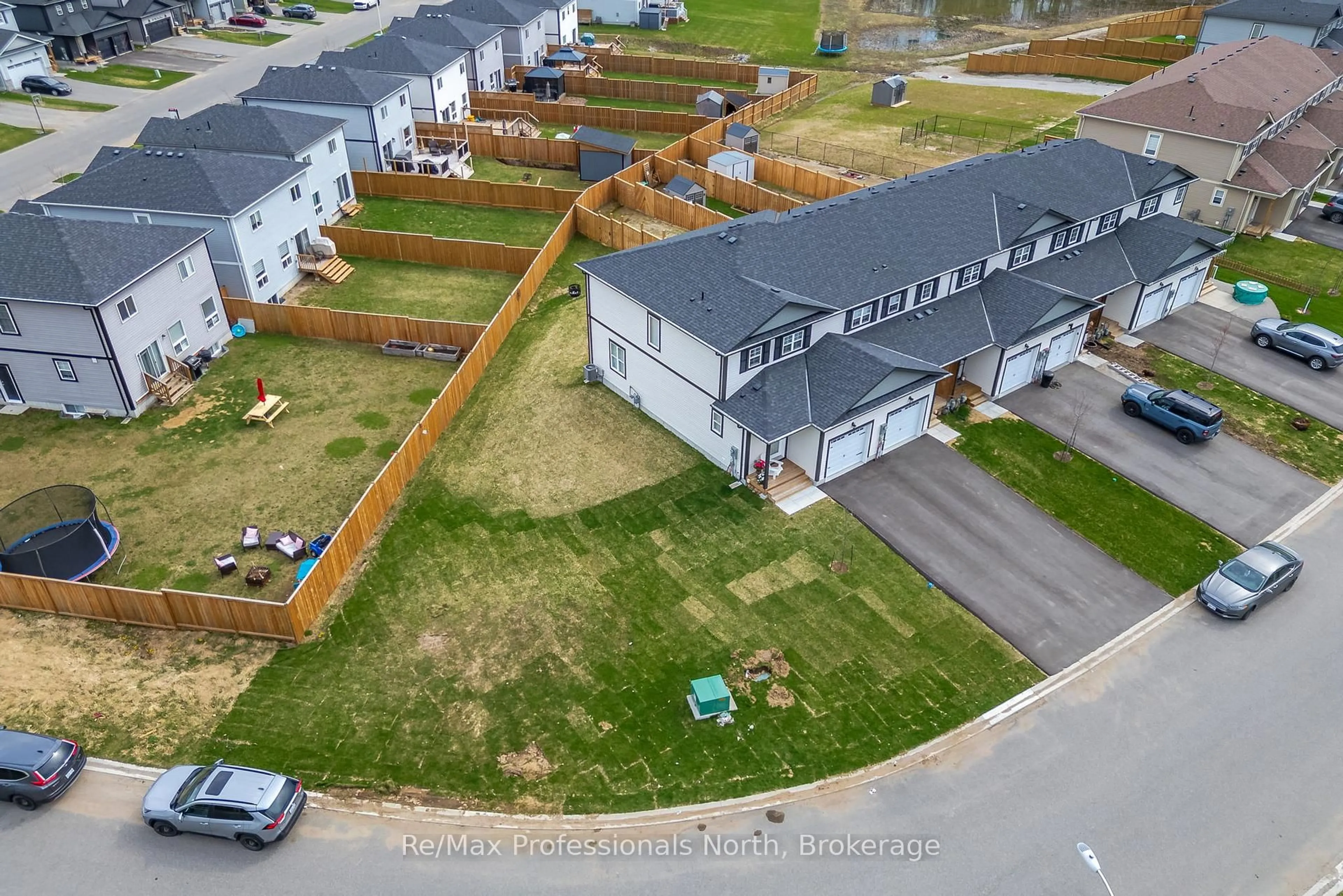 A pic from outside/outdoor area/front of a property/back of a property/a pic from drone, street for 160 Daffodil Crt, Gravenhurst Ontario P1P 0B8