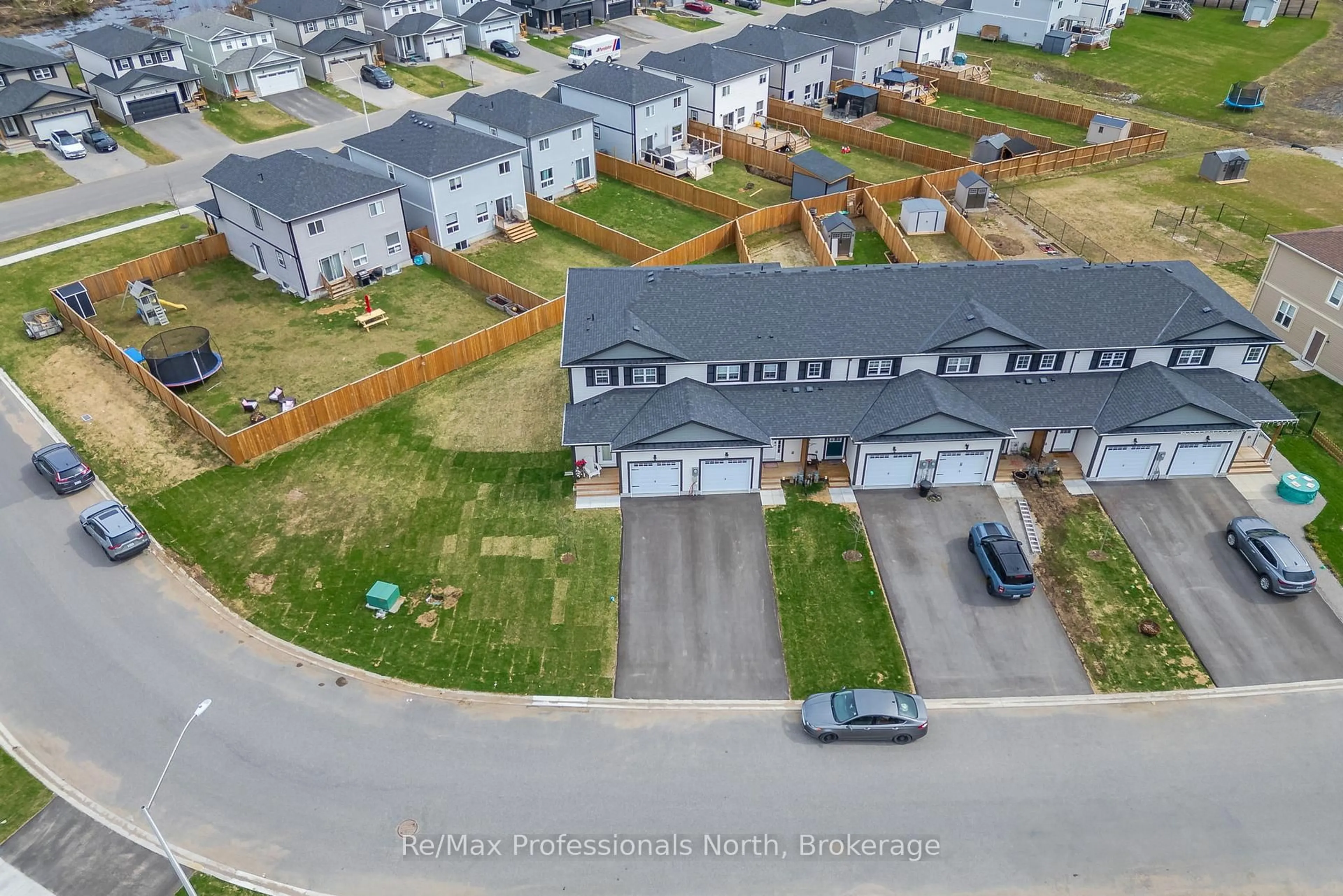 A pic from outside/outdoor area/front of a property/back of a property/a pic from drone, street for 160 Daffodil Crt, Gravenhurst Ontario P1P 0B8