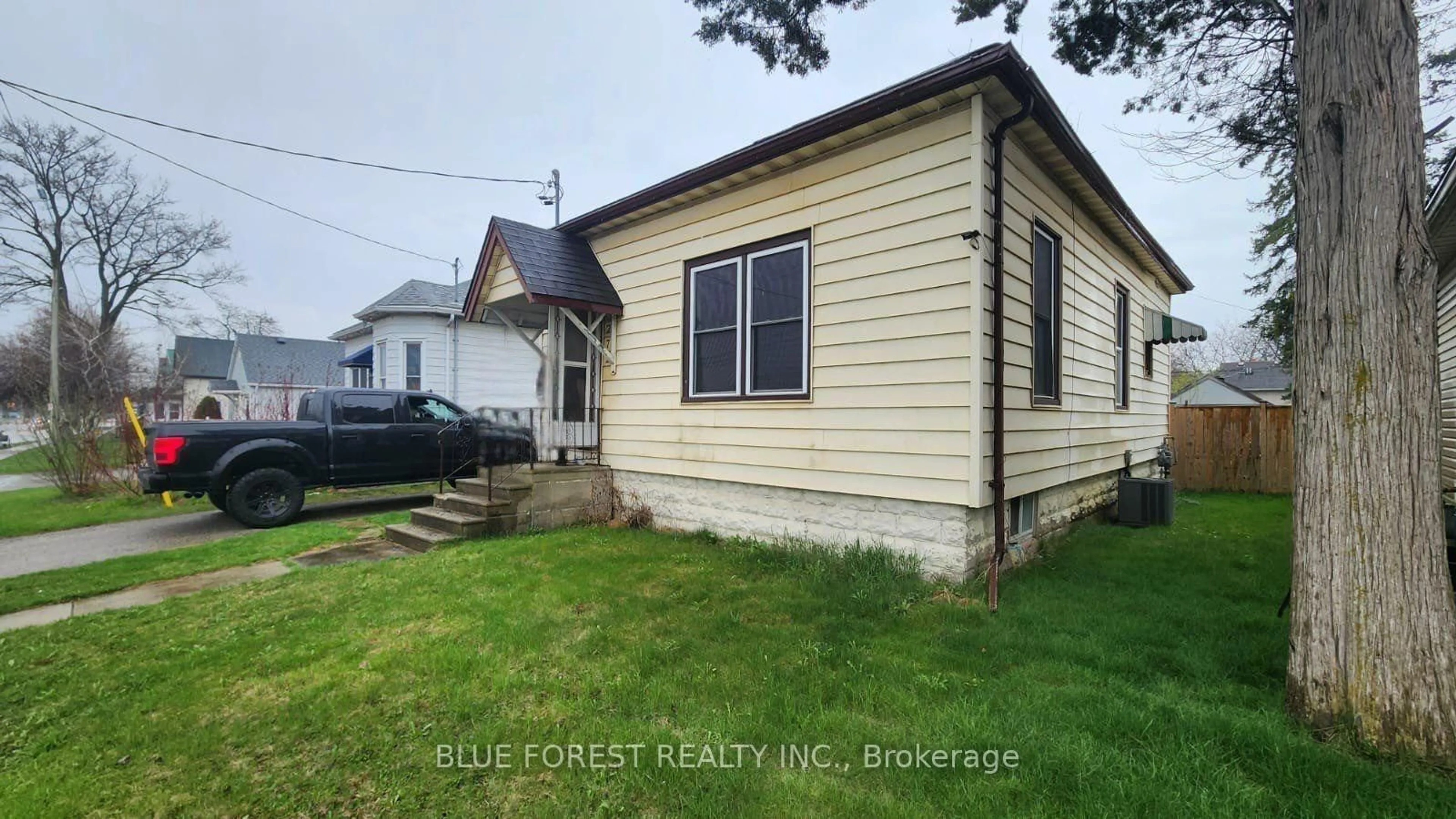 Unknown for 272 Wellington St, St. Thomas Ontario N5R 2S8