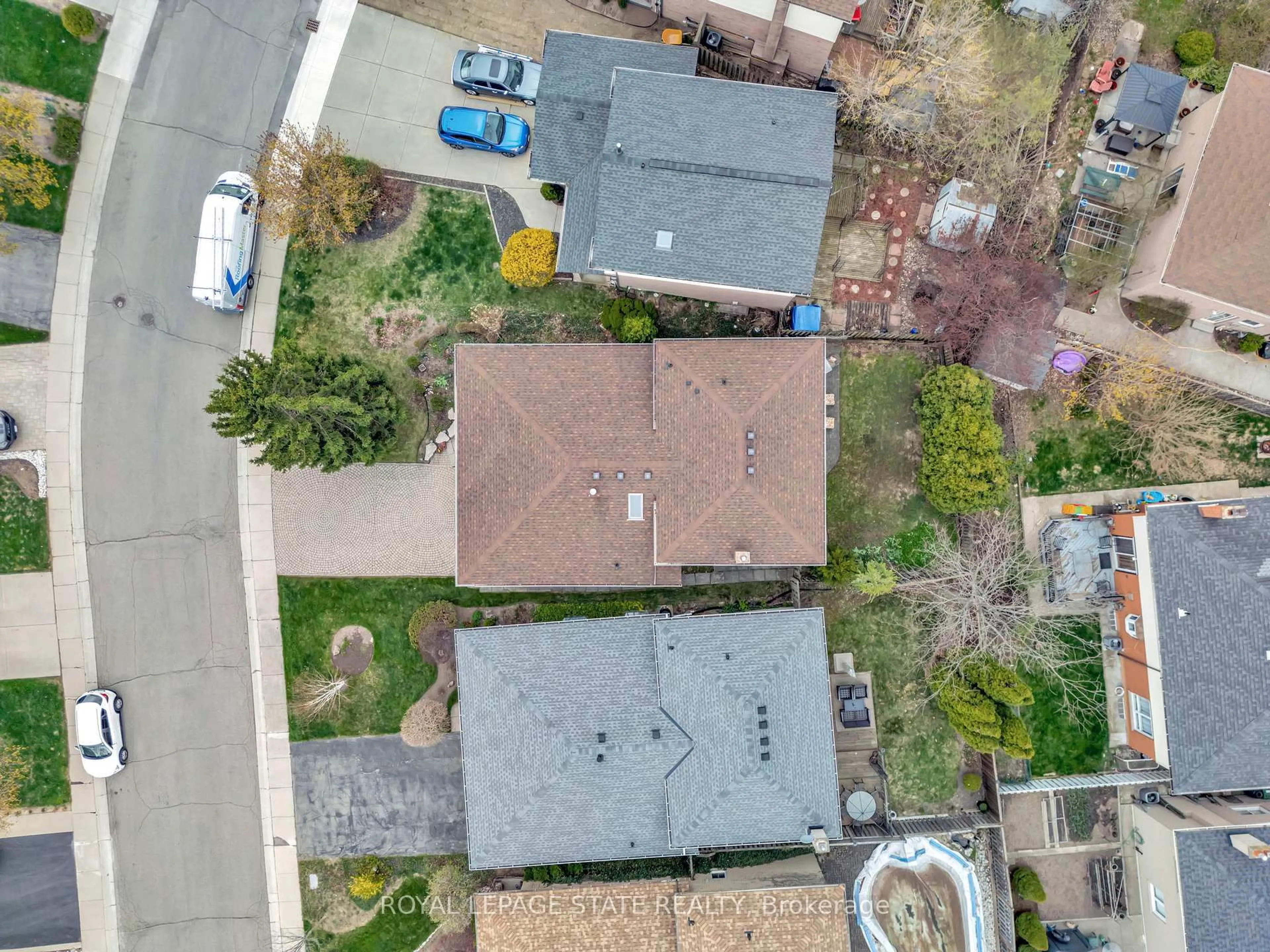 A pic from outside/outdoor area/front of a property/back of a property/a pic from drone, street for 76 Firenze St, Hamilton Ontario L9C 6V7