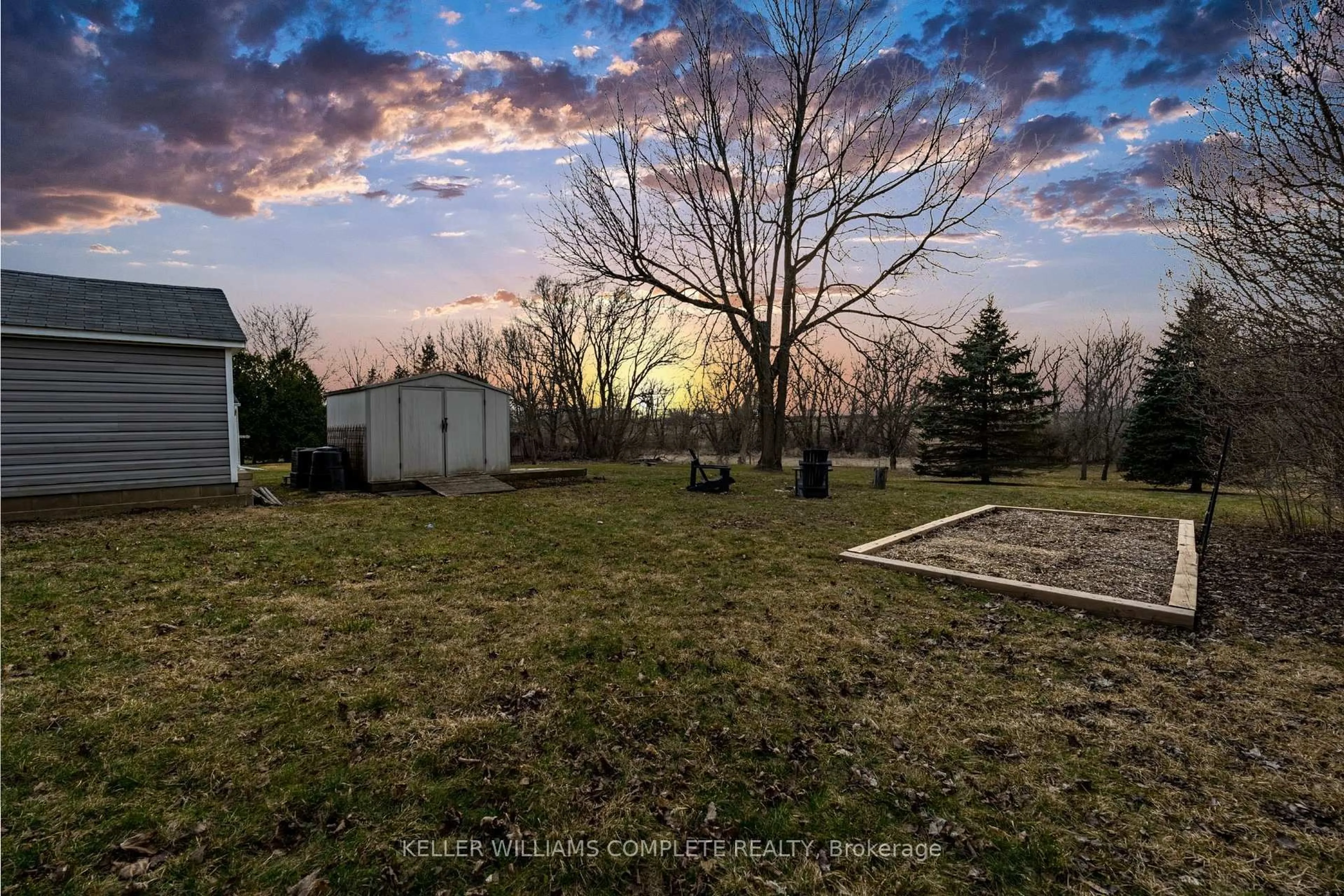 A pic from outside/outdoor area/front of a property/back of a property/a pic from drone, unknown for 2812 Upper James St, Hamilton Ontario L0R 1W0