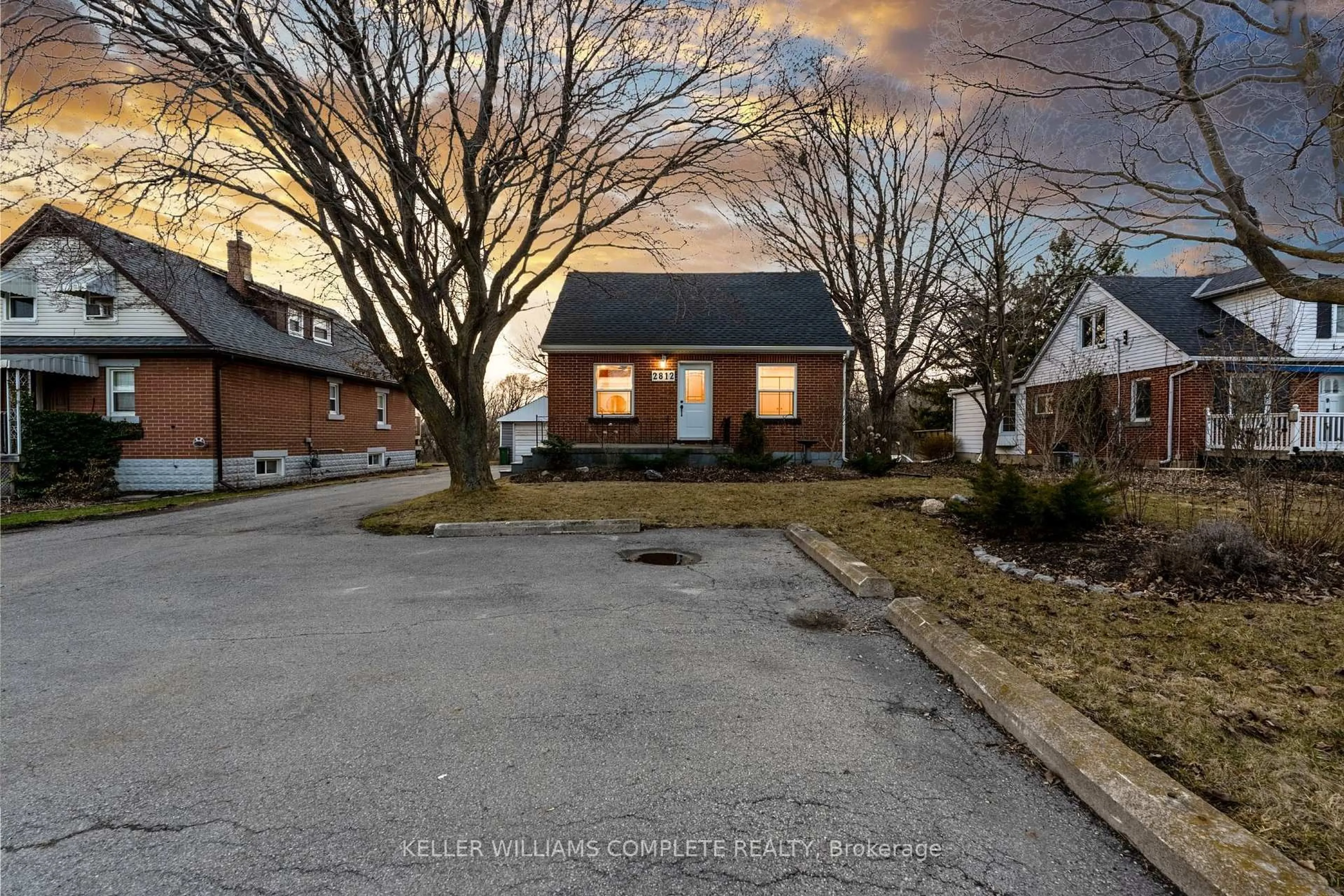 A pic from outside/outdoor area/front of a property/back of a property/a pic from drone, street for 2812 Upper James St, Hamilton Ontario L0R 1W0
