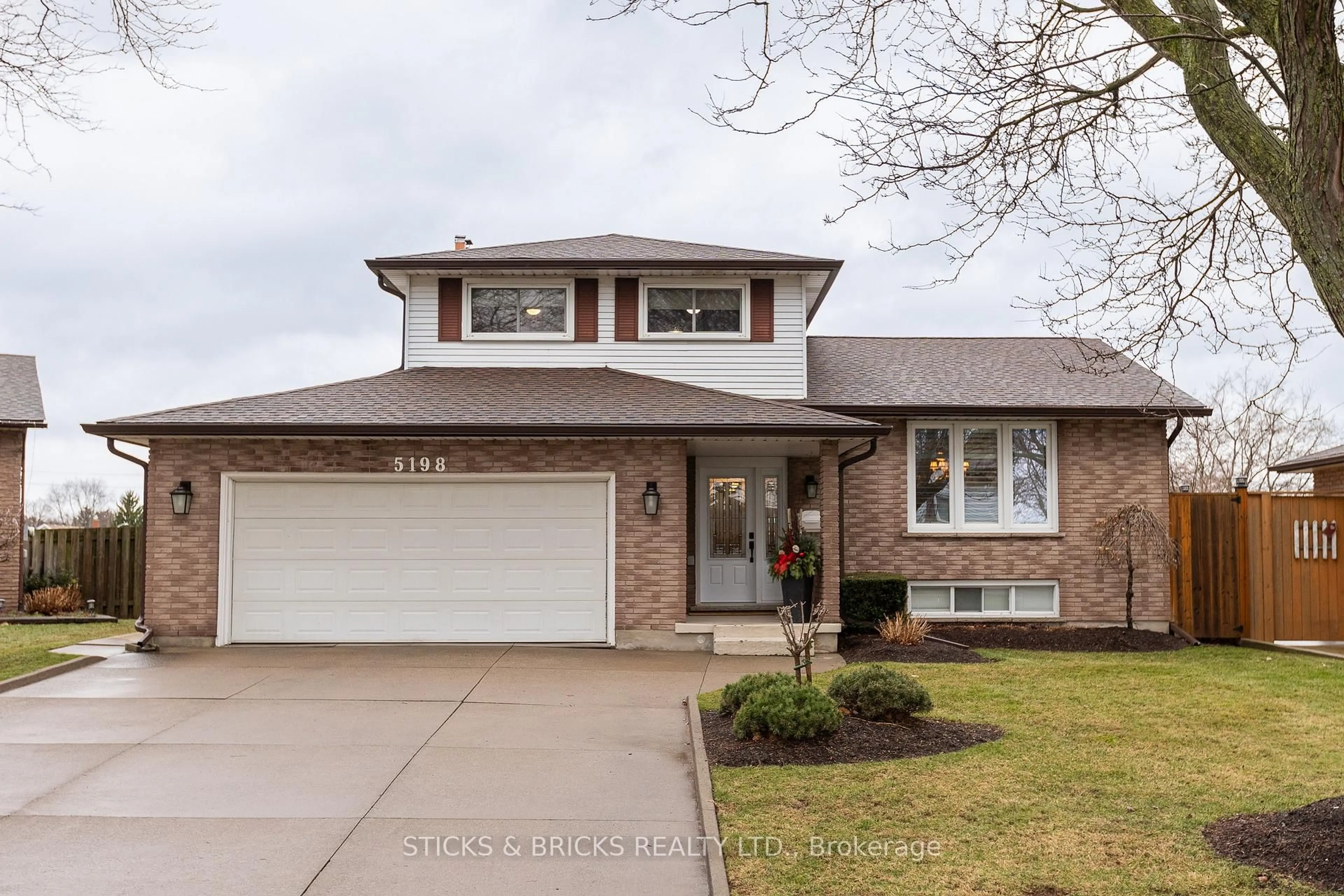 Home with brick exterior material, street for 5198 Valley View Cres, Niagara Falls Ontario L2E 7E5