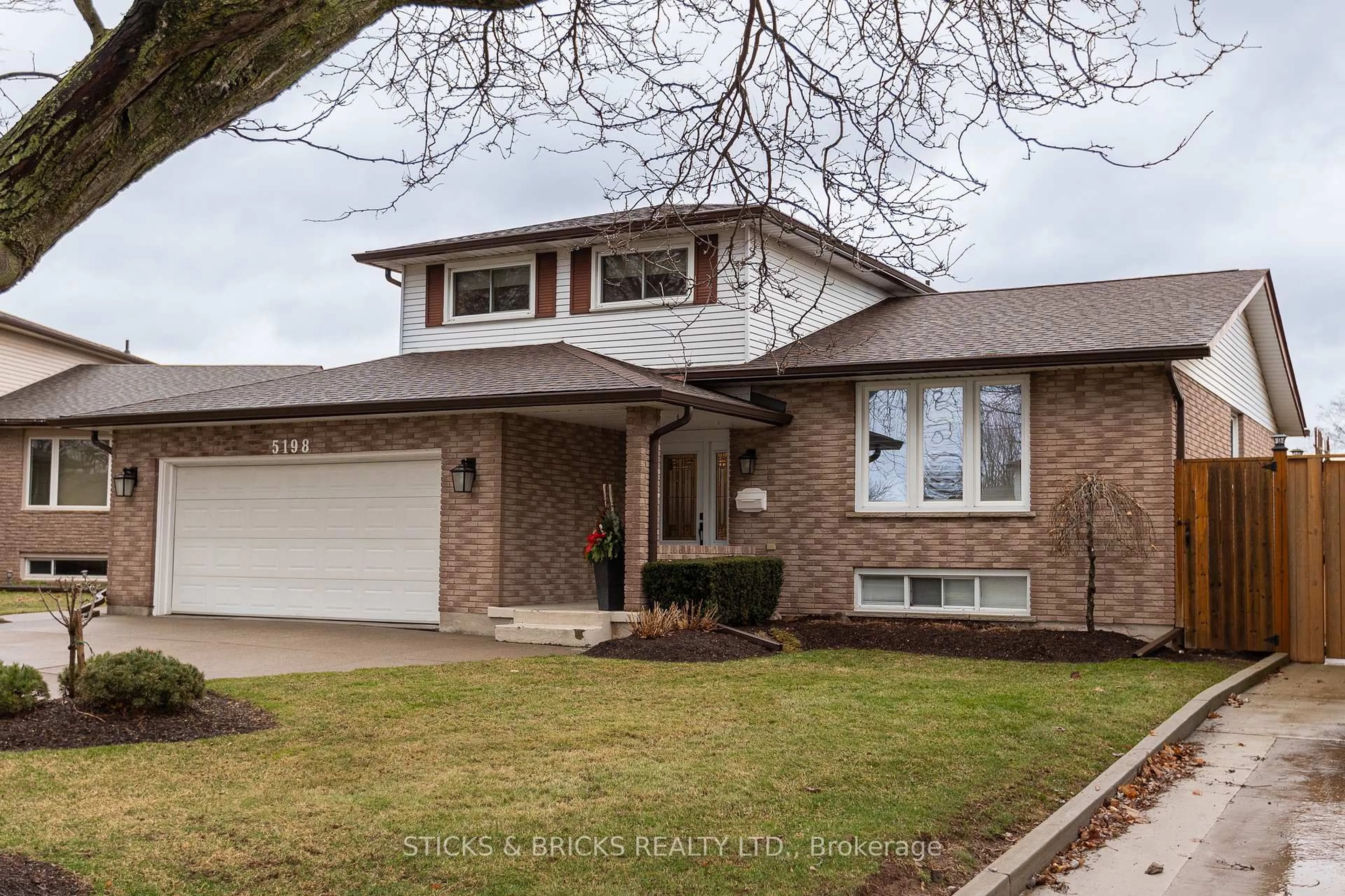 Home with brick exterior material, street for 5198 Valley View Cres, Niagara Falls Ontario L2E 7E5