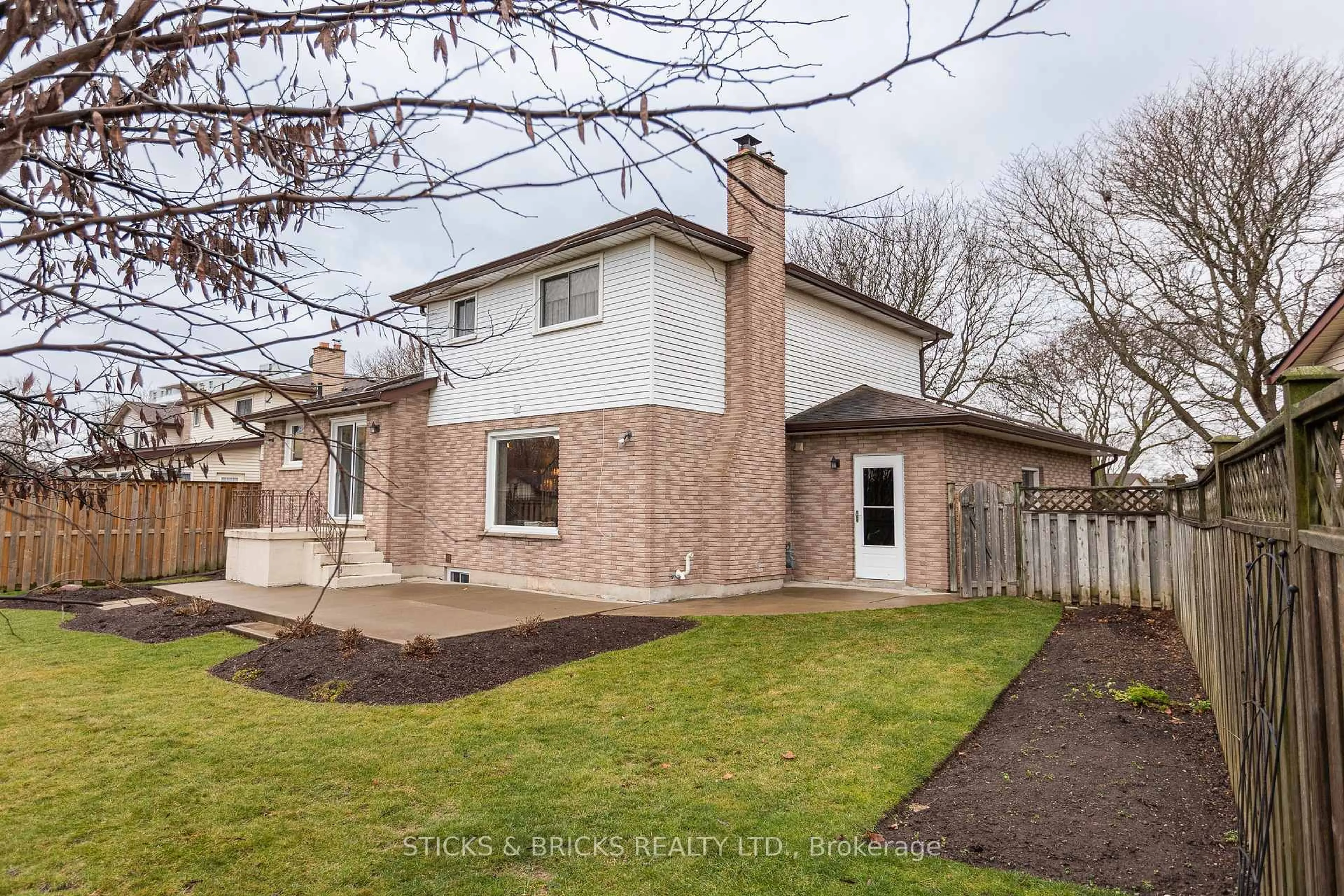 Home with brick exterior material, street for 5198 Valley View Cres, Niagara Falls Ontario L2E 7E5