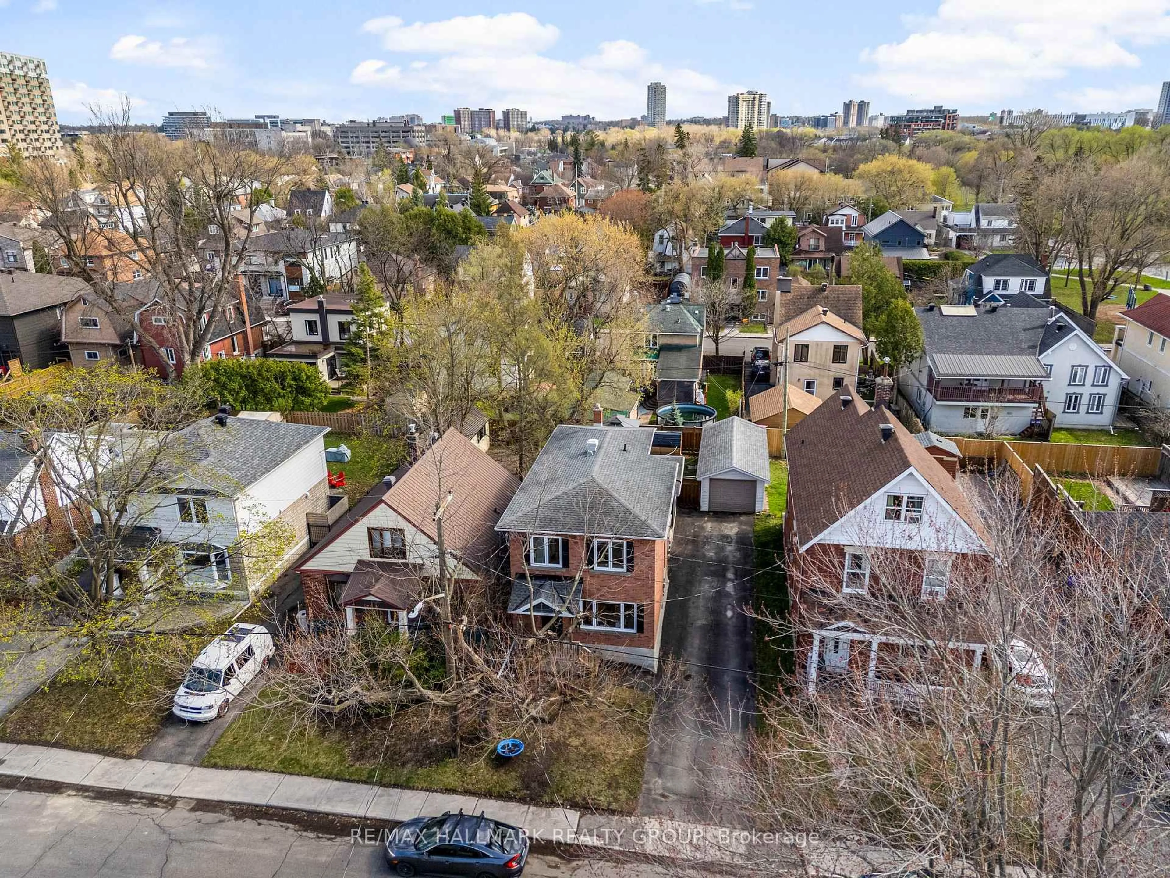 A pic from outside/outdoor area/front of a property/back of a property/a pic from drone, street for 74 GLYNN Ave, Ottawa Ontario K1K 1S8