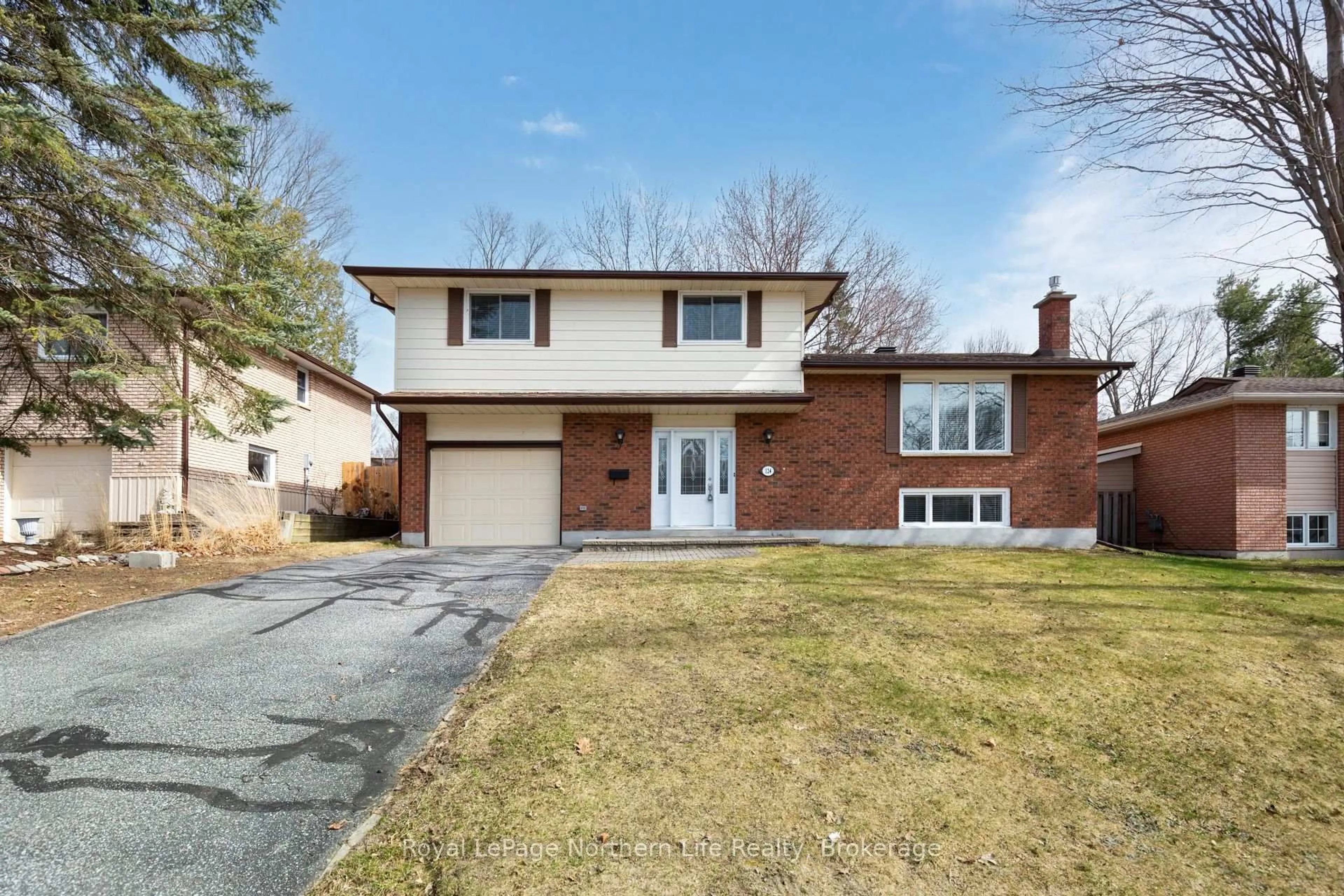 Home with brick exterior material, street for 124 Francis Ave, North Bay Ontario P1C 1B1
