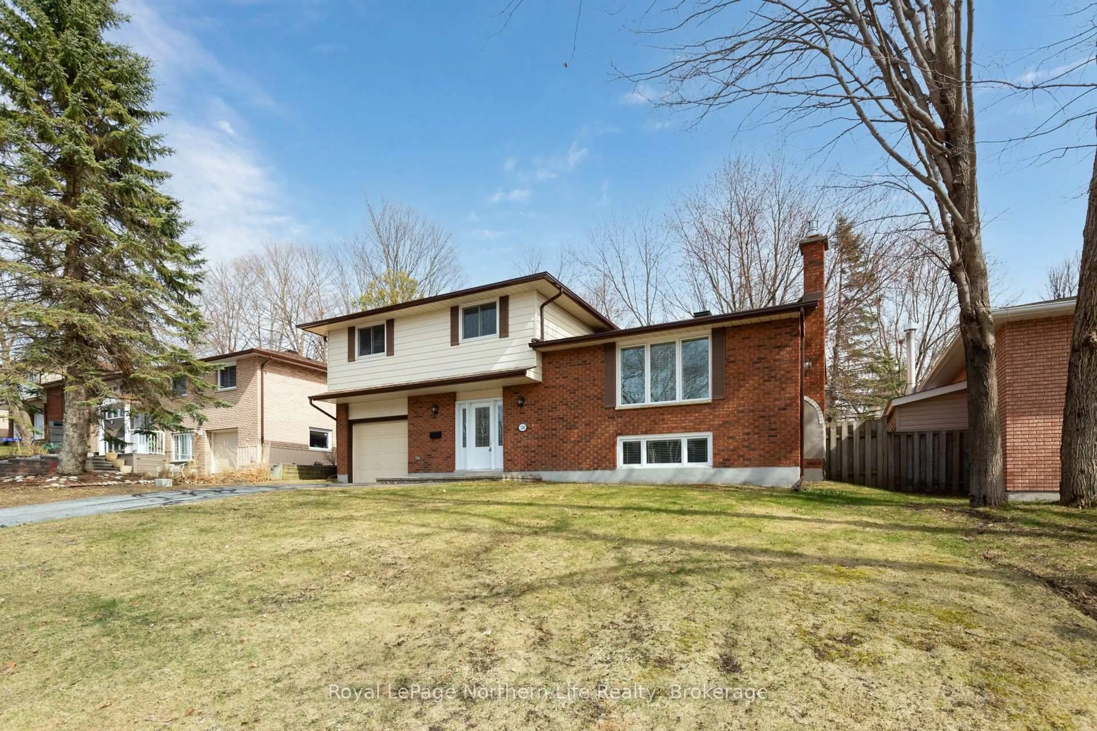 Home with brick exterior material, street for 124 Francis Ave, North Bay Ontario P1C 1B1