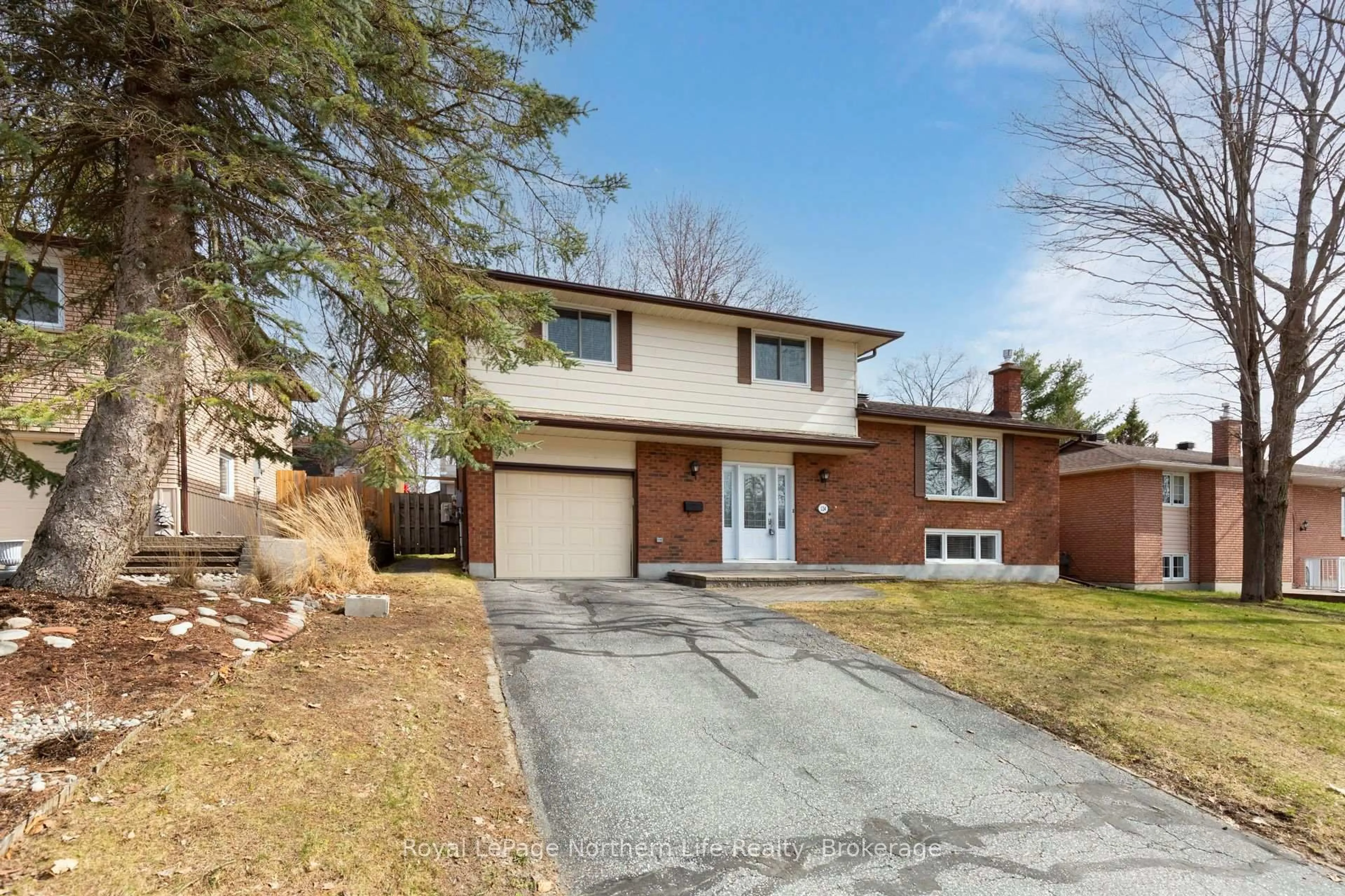 Home with brick exterior material, street for 124 Francis Ave, North Bay Ontario P1C 1B1