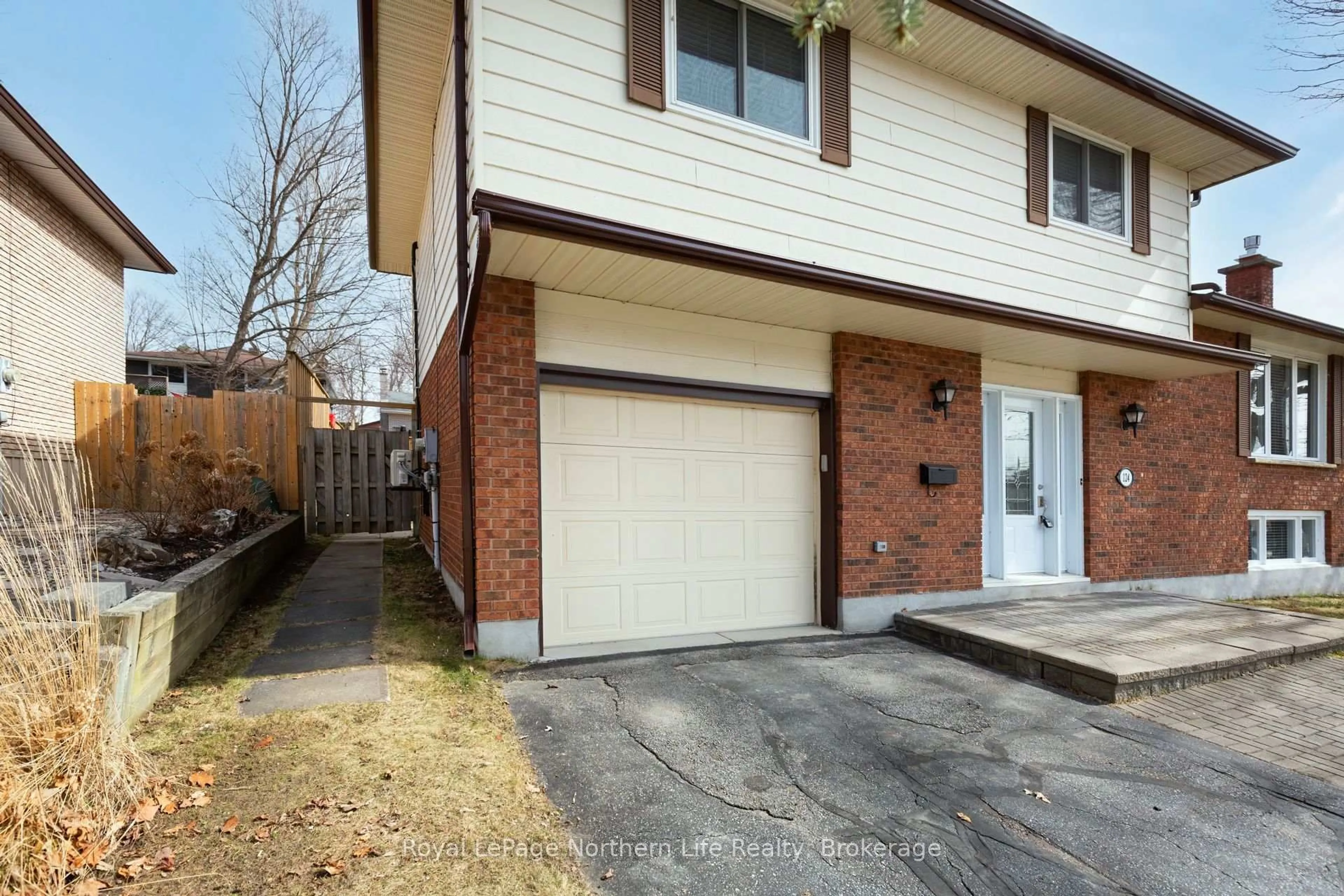 Home with brick exterior material, street for 124 Francis Ave, North Bay Ontario P1C 1B1
