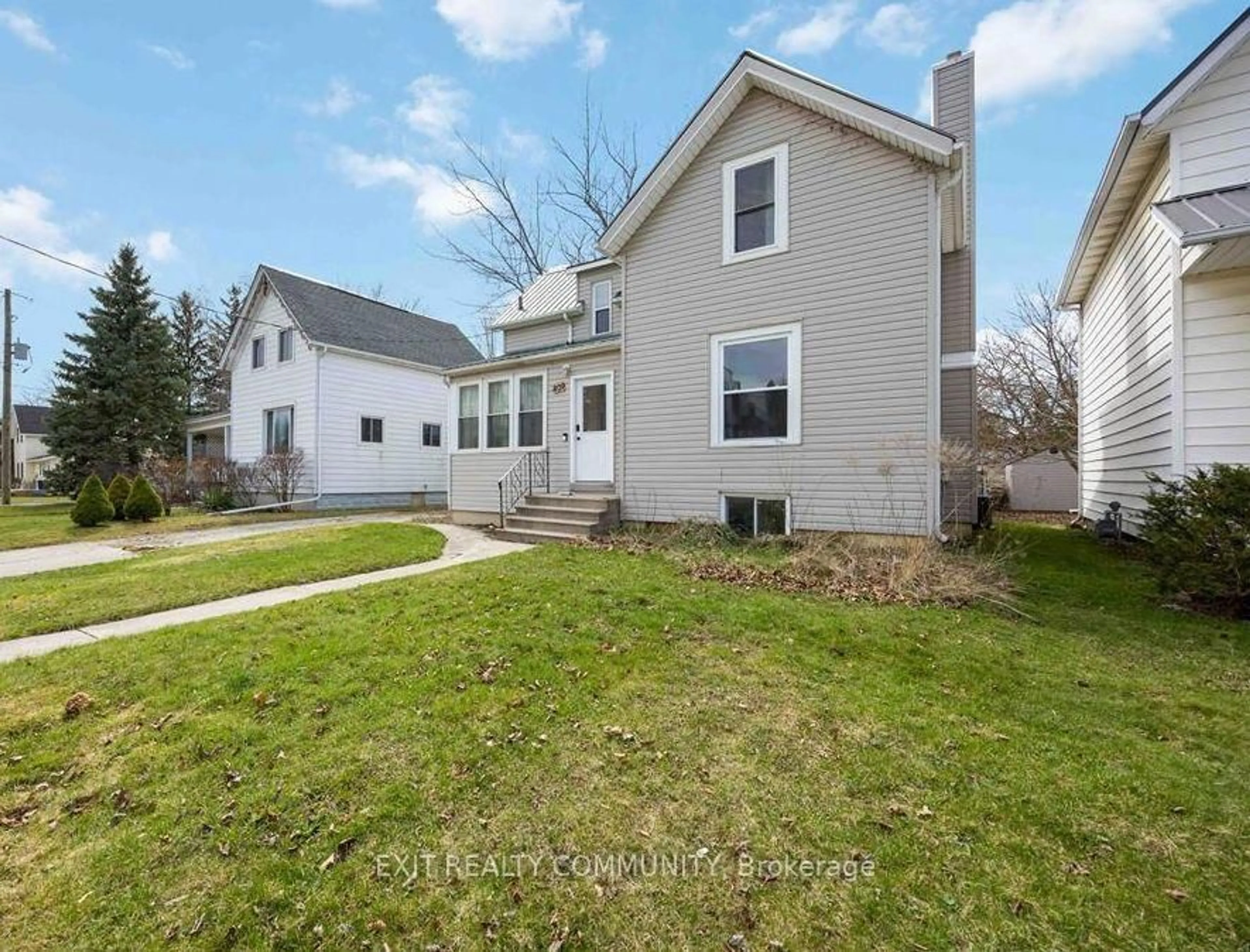 A pic from outside/outdoor area/front of a property/back of a property/a pic from drone, street for 409 Queen St, Petrolia Ontario N0N 1R0