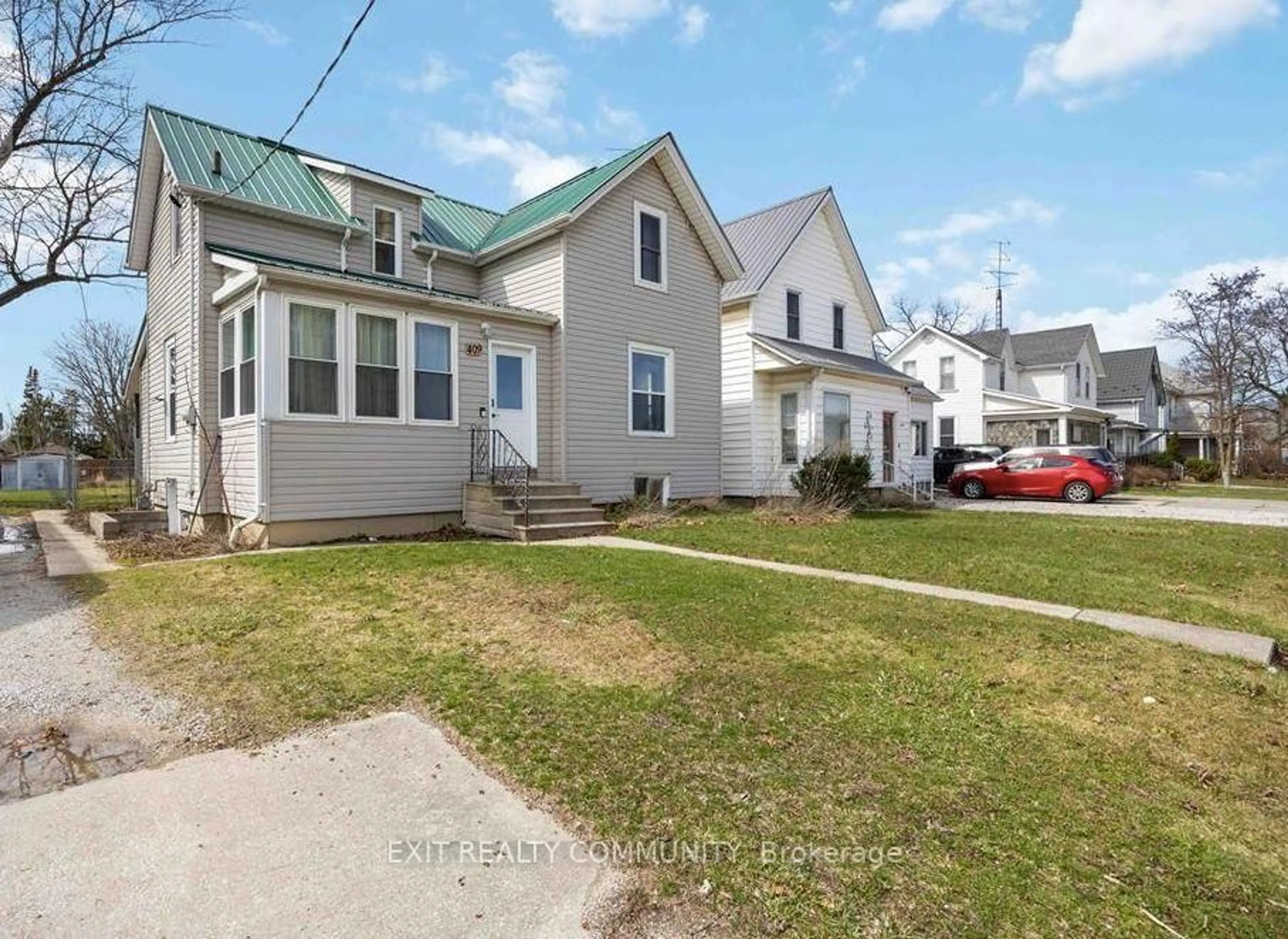 A pic from outside/outdoor area/front of a property/back of a property/a pic from drone, street for 409 Queen St, Petrolia Ontario N0N 1R0