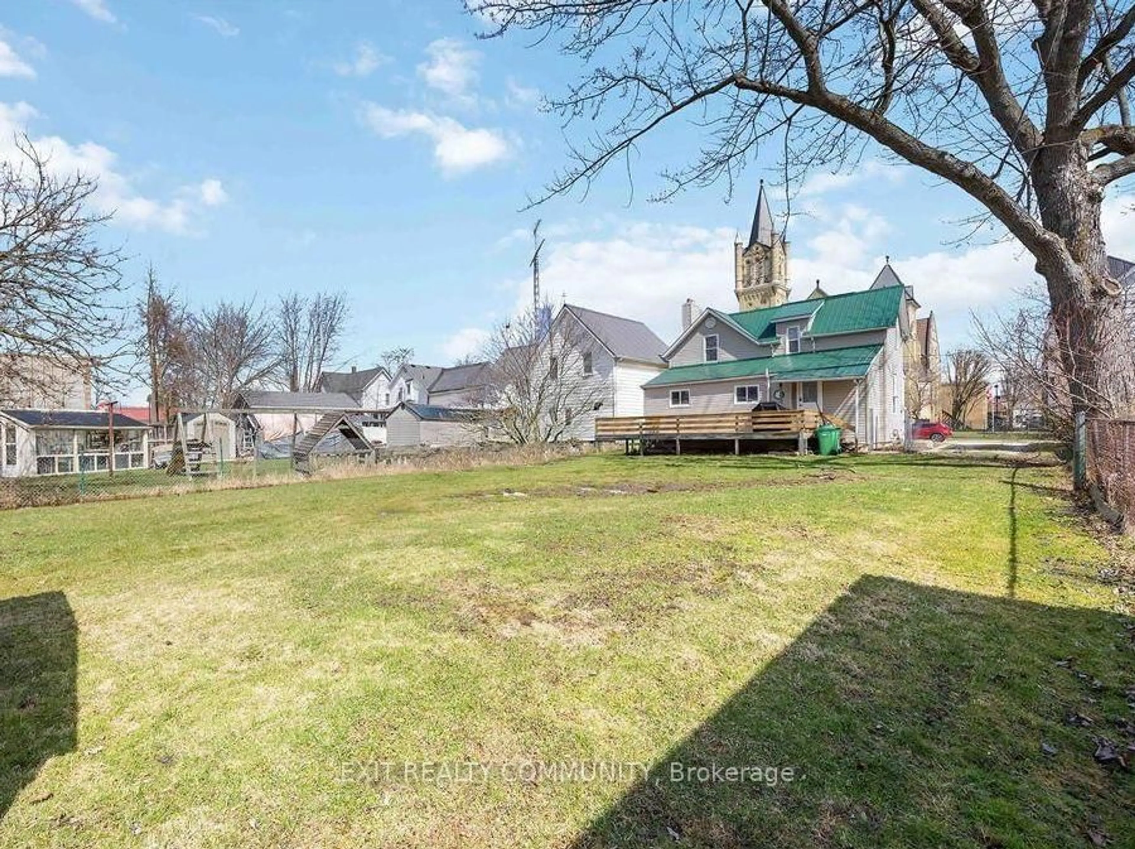 A pic from outside/outdoor area/front of a property/back of a property/a pic from drone, street for 409 Queen St, Petrolia Ontario N0N 1R0