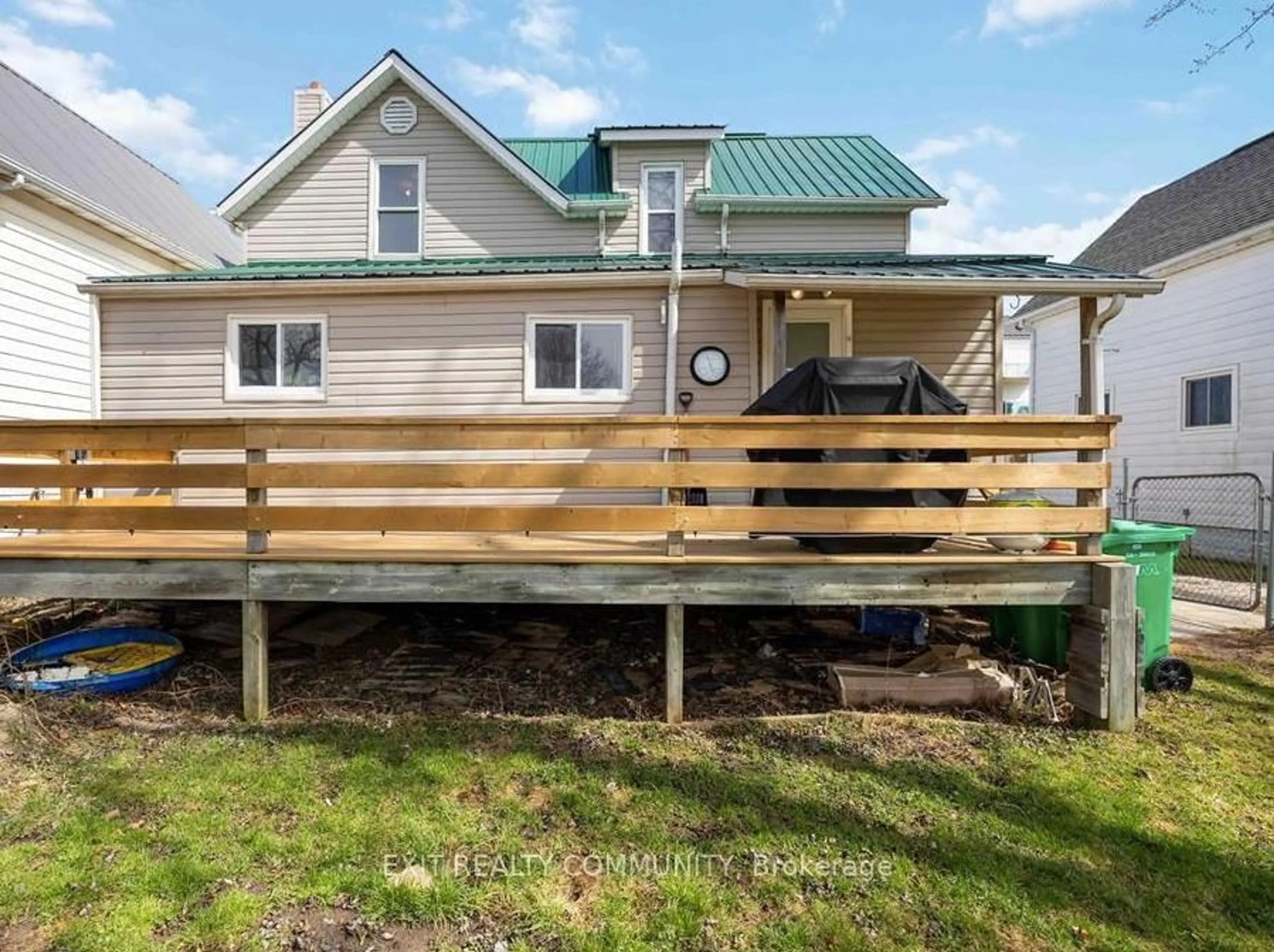 Home with vinyl exterior material, building for 409 Queen St, Petrolia Ontario N0N 1R0