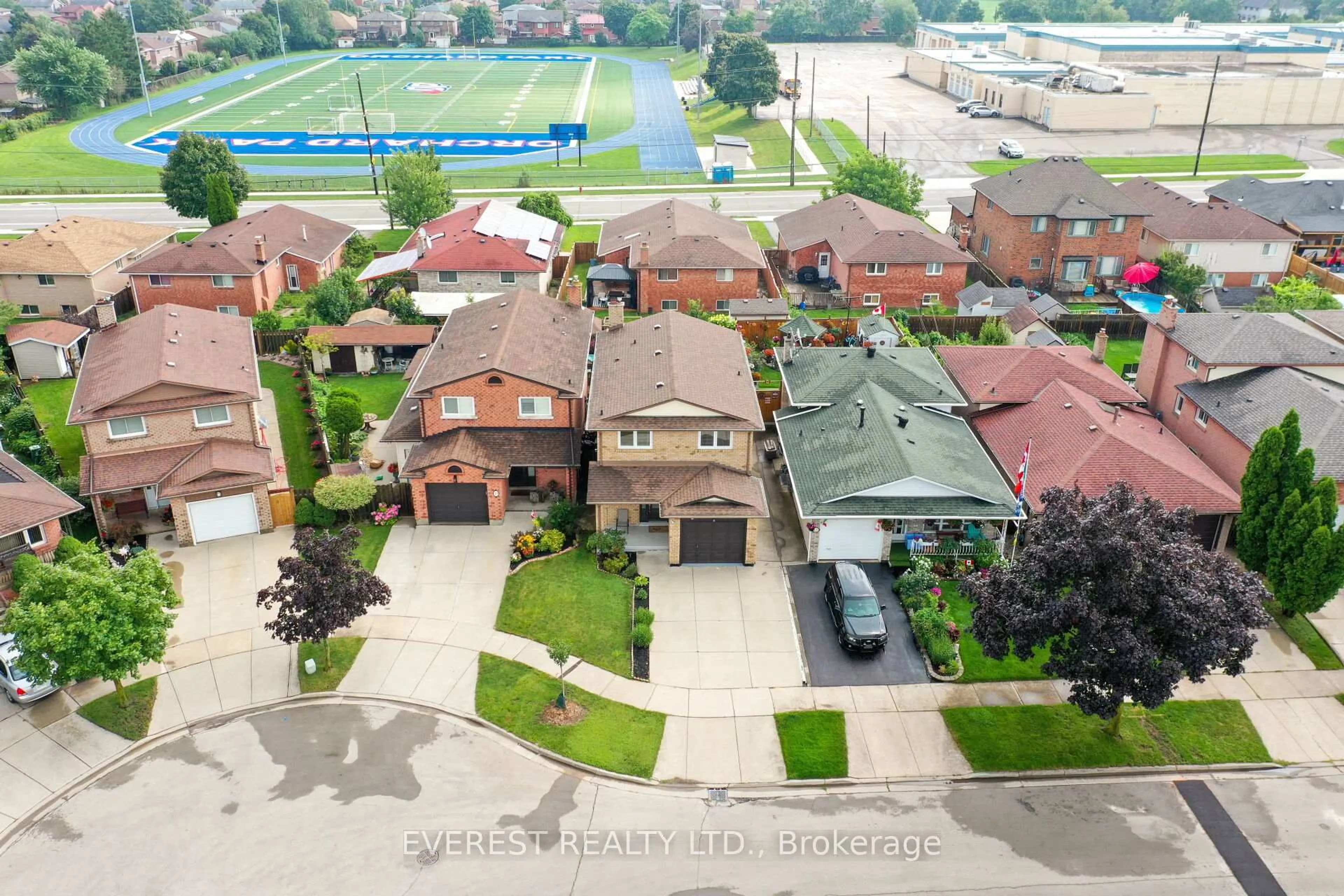 A pic from outside/outdoor area/front of a property/back of a property/a pic from drone, street for 41 JUNIPER Dr, Hamilton Ontario L8E 4C7