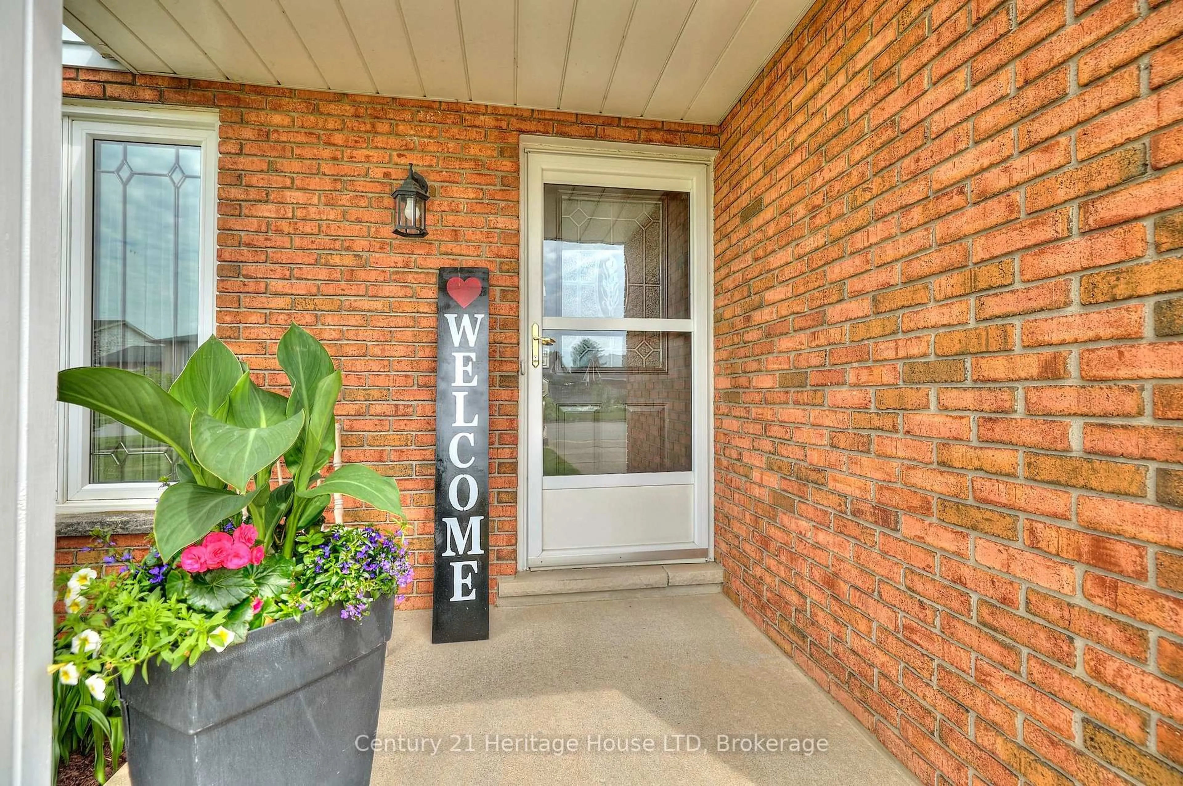 Indoor entryway for 7 HUNTINGTON Lane, St. Catharines Ontario L2S 3J5