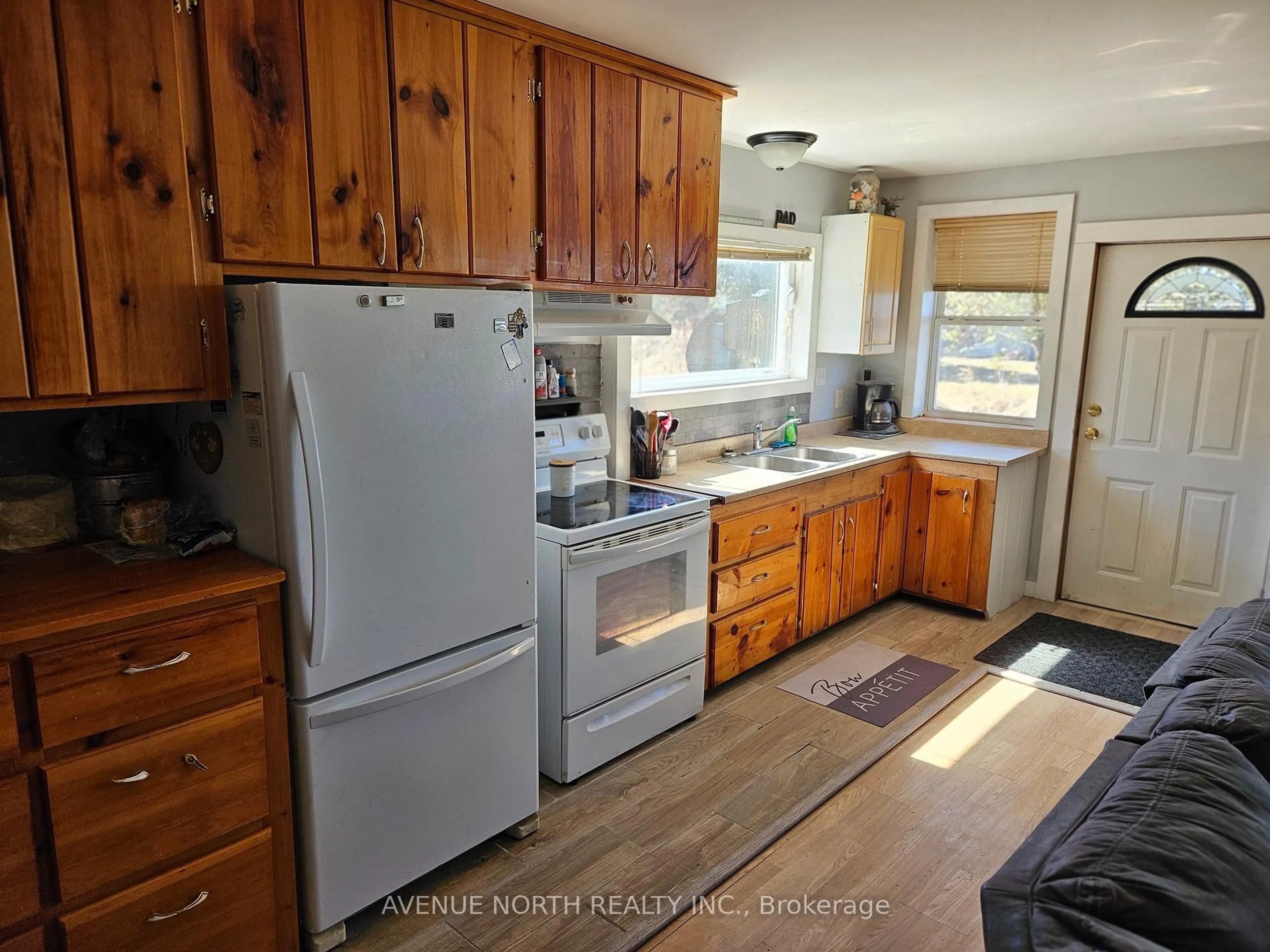 Standard kitchen, wood/laminate floor for 993 Corktown Rd, Merrickville-Wolford Ontario K0G 1N0