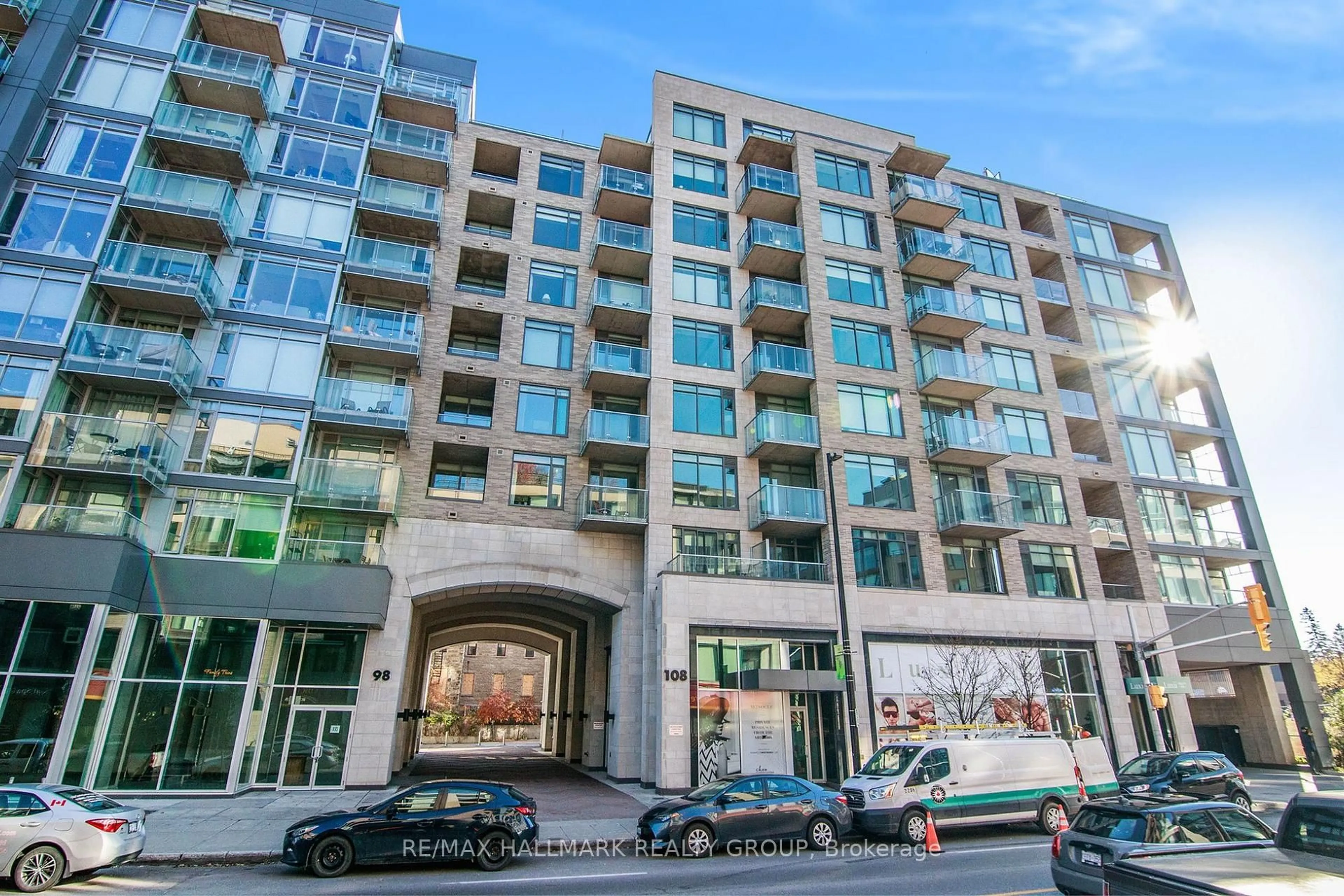 Indoor foyer for 108 Richmond Rd #107, Ottawa Ontario K1Z 0B3