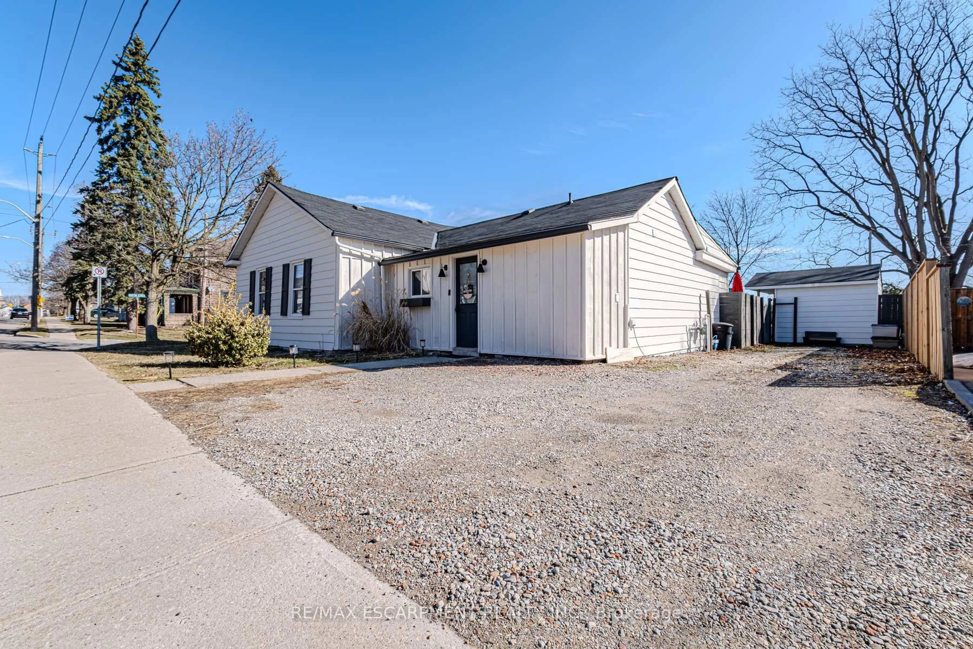A pic from outside/outdoor area/front of a property/back of a property/a pic from drone, street for 37 Queen St, Brant Ontario N3L 1C5