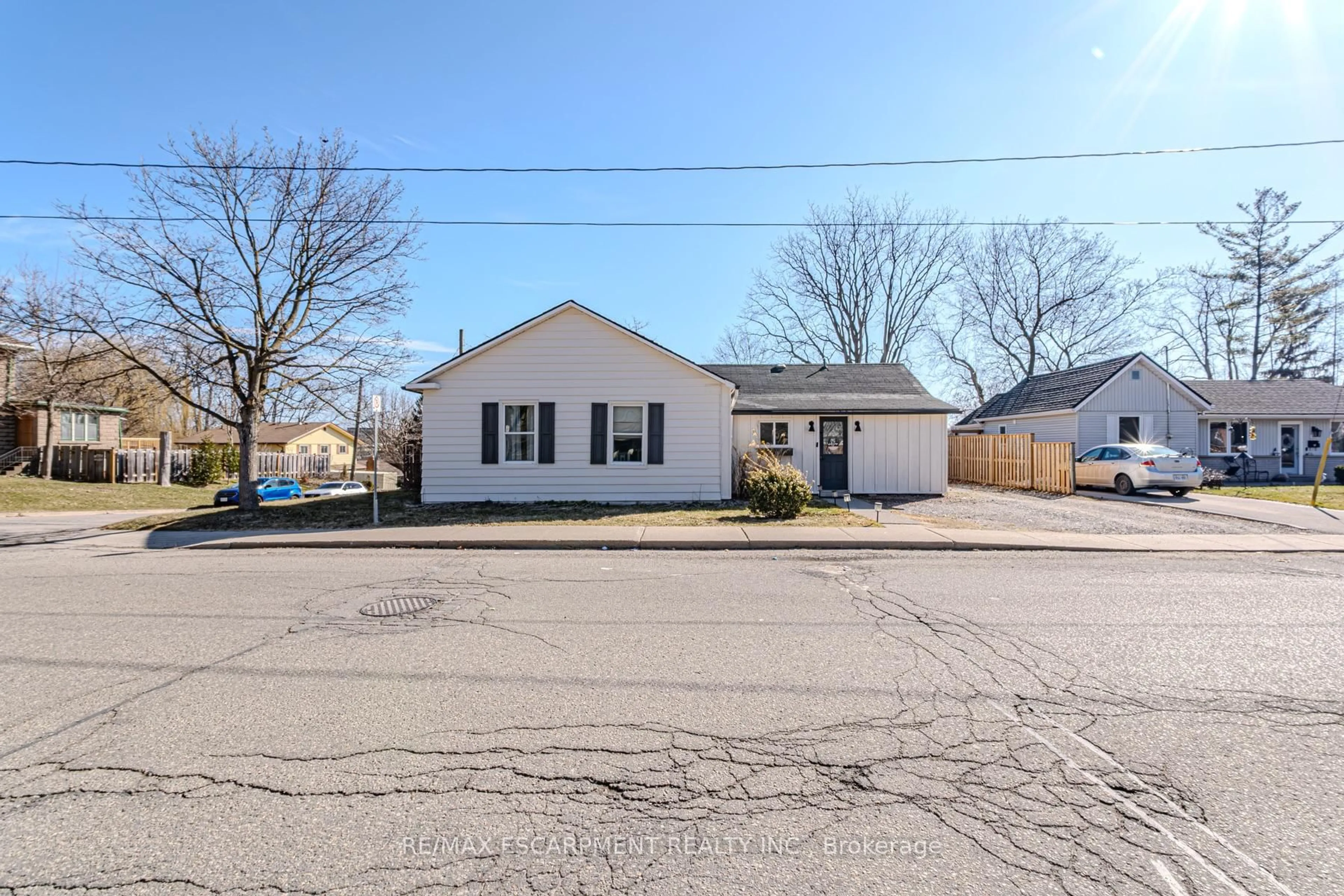 Unknown for 37 Queen St, Brant Ontario N3L 1C5