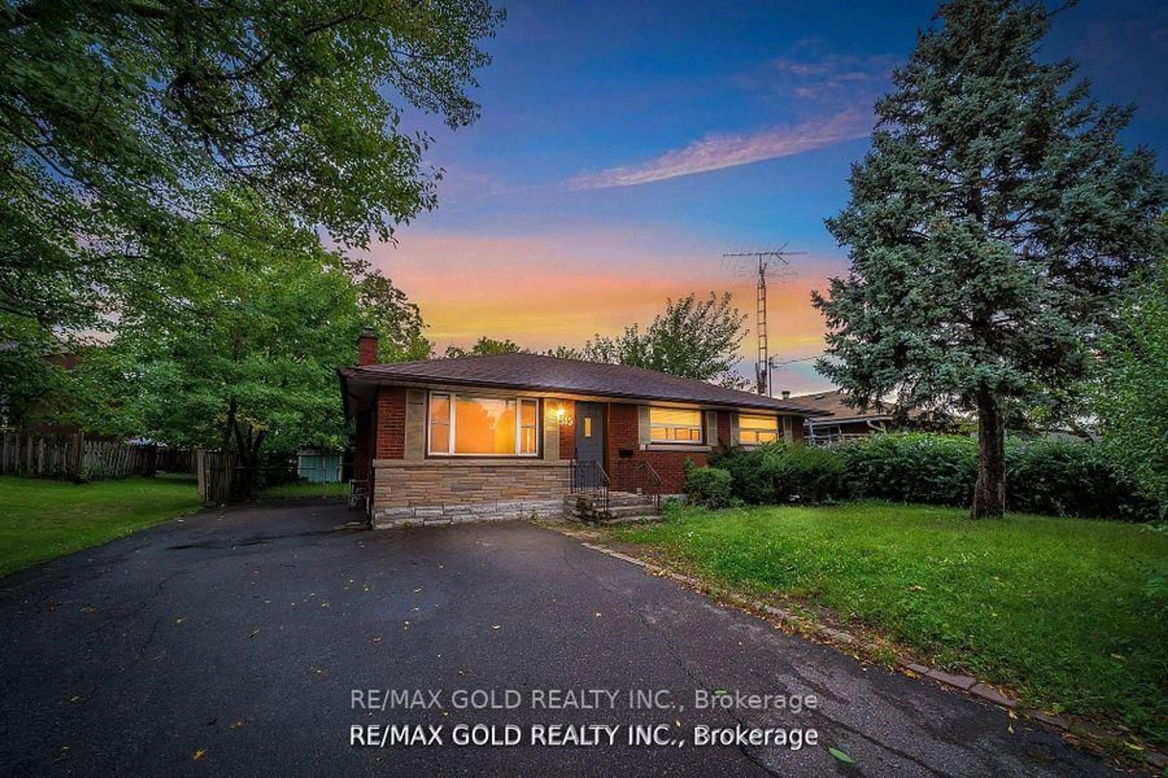 A pic from outside/outdoor area/front of a property/back of a property/a pic from drone, street for 315 Bunting Rd, St. Catharines Ontario L2M 3Y4