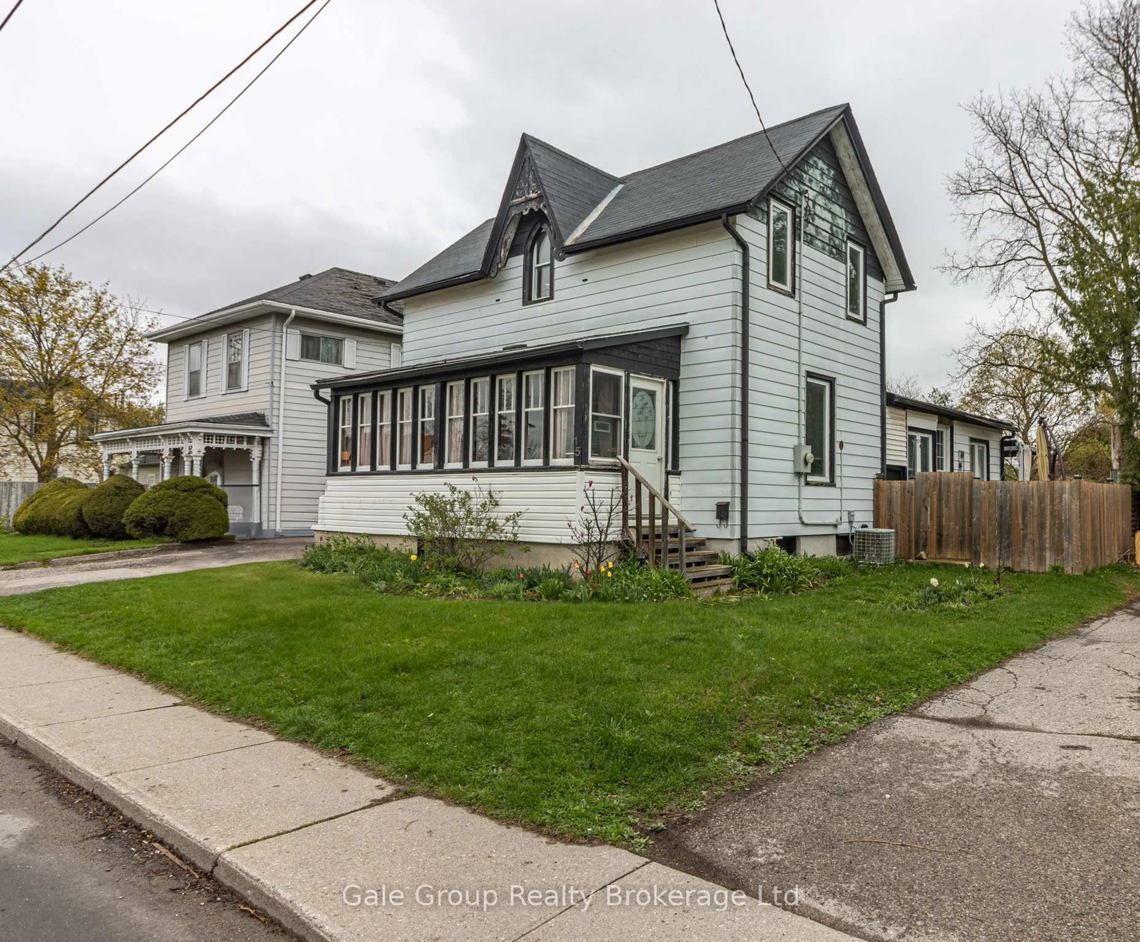Home with vinyl exterior material, street for 15 East Park Dr, Woodstock Ontario N4S 3M9