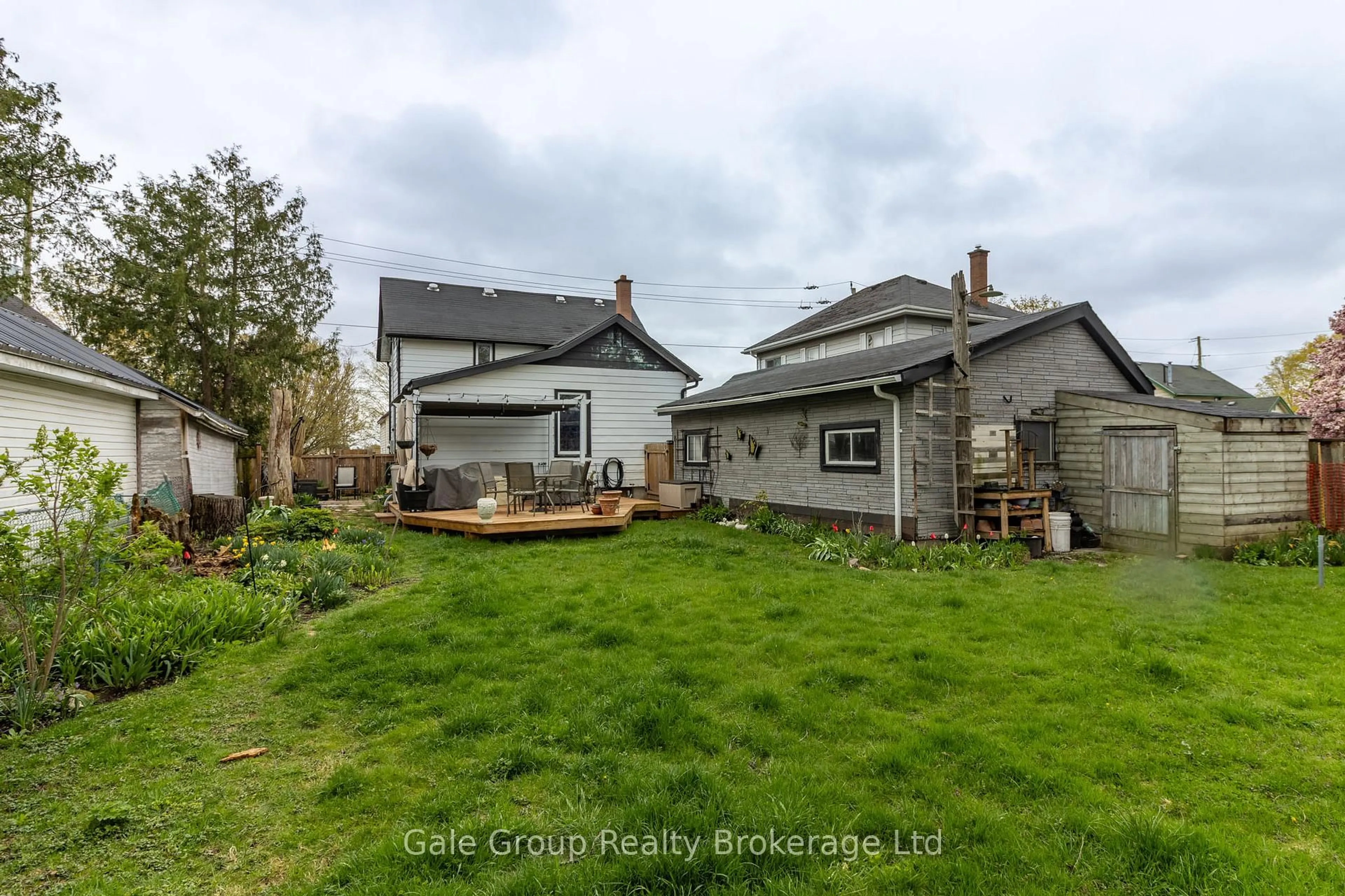 A pic from outside/outdoor area/front of a property/back of a property/a pic from drone, street for 15 East Park Dr, Woodstock Ontario N4S 3M9