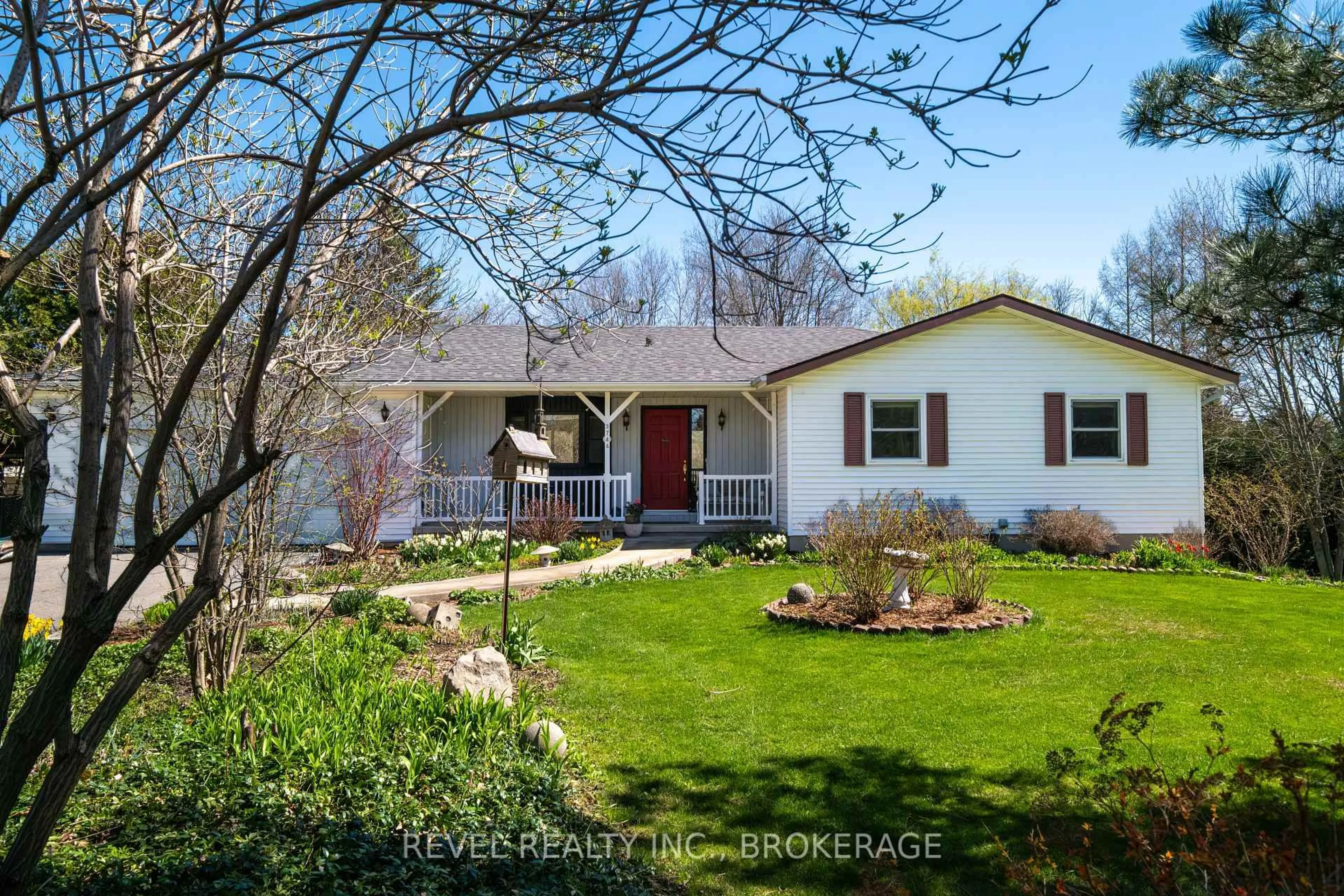A pic from outside/outdoor area/front of a property/back of a property/a pic from drone, street for 3744 Copper Kettle Dr, Inverary Ontario K0H 1X0
