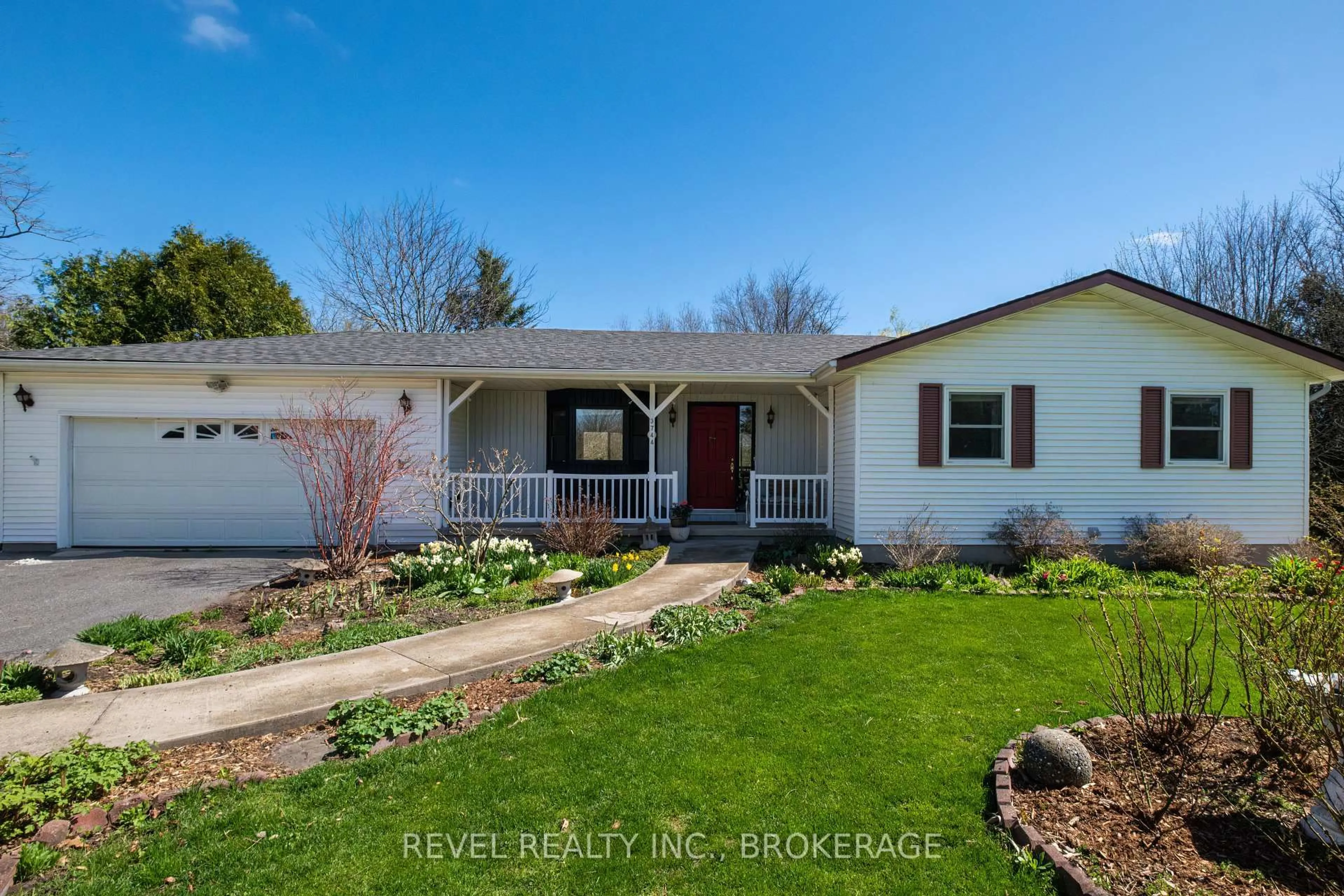 Home with vinyl exterior material, street for 3744 Copper Kettle Dr, Inverary Ontario K0H 1X0