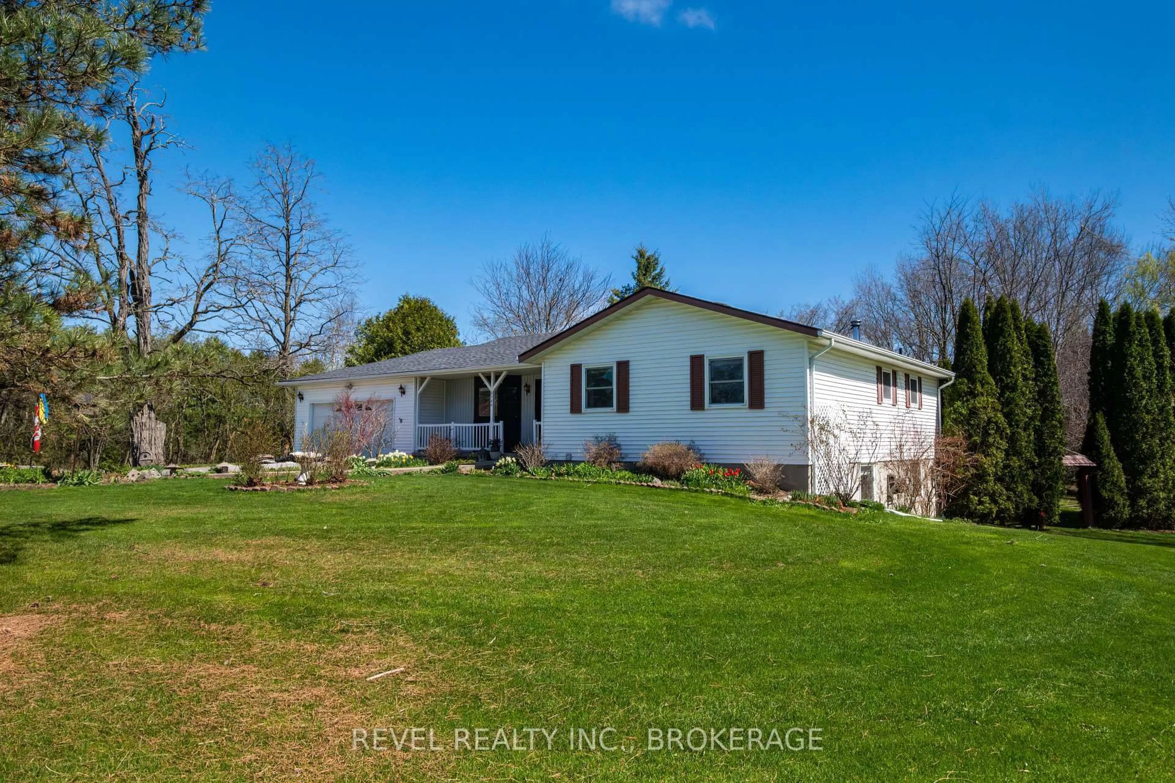 A pic from outside/outdoor area/front of a property/back of a property/a pic from drone, water/lake/river/ocean view for 3744 Copper Kettle Dr, Inverary Ontario K0H 1X0