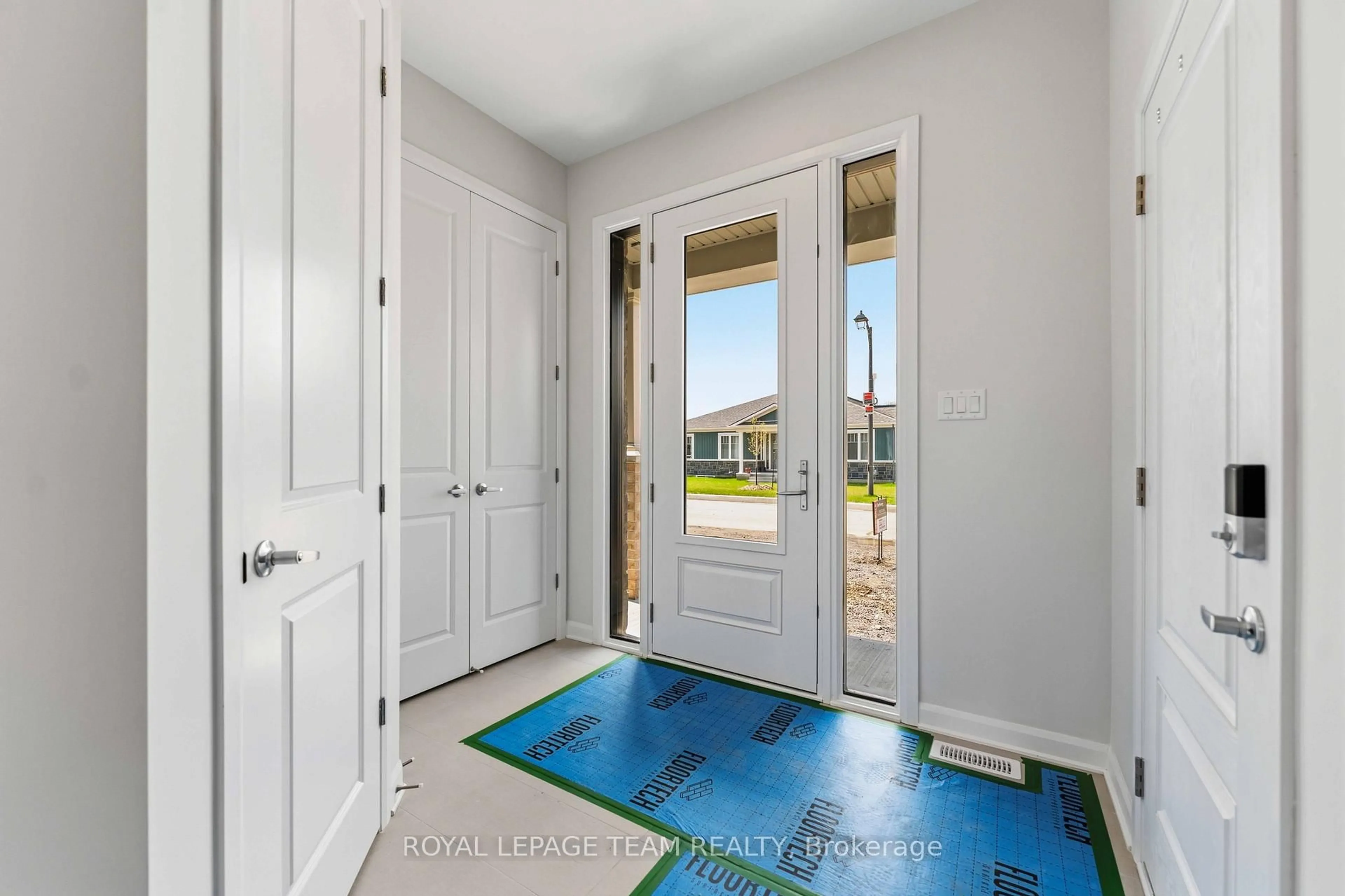 Indoor entryway for 2026 Wanderer Ave, Manotick Ontario K4M 0Z2