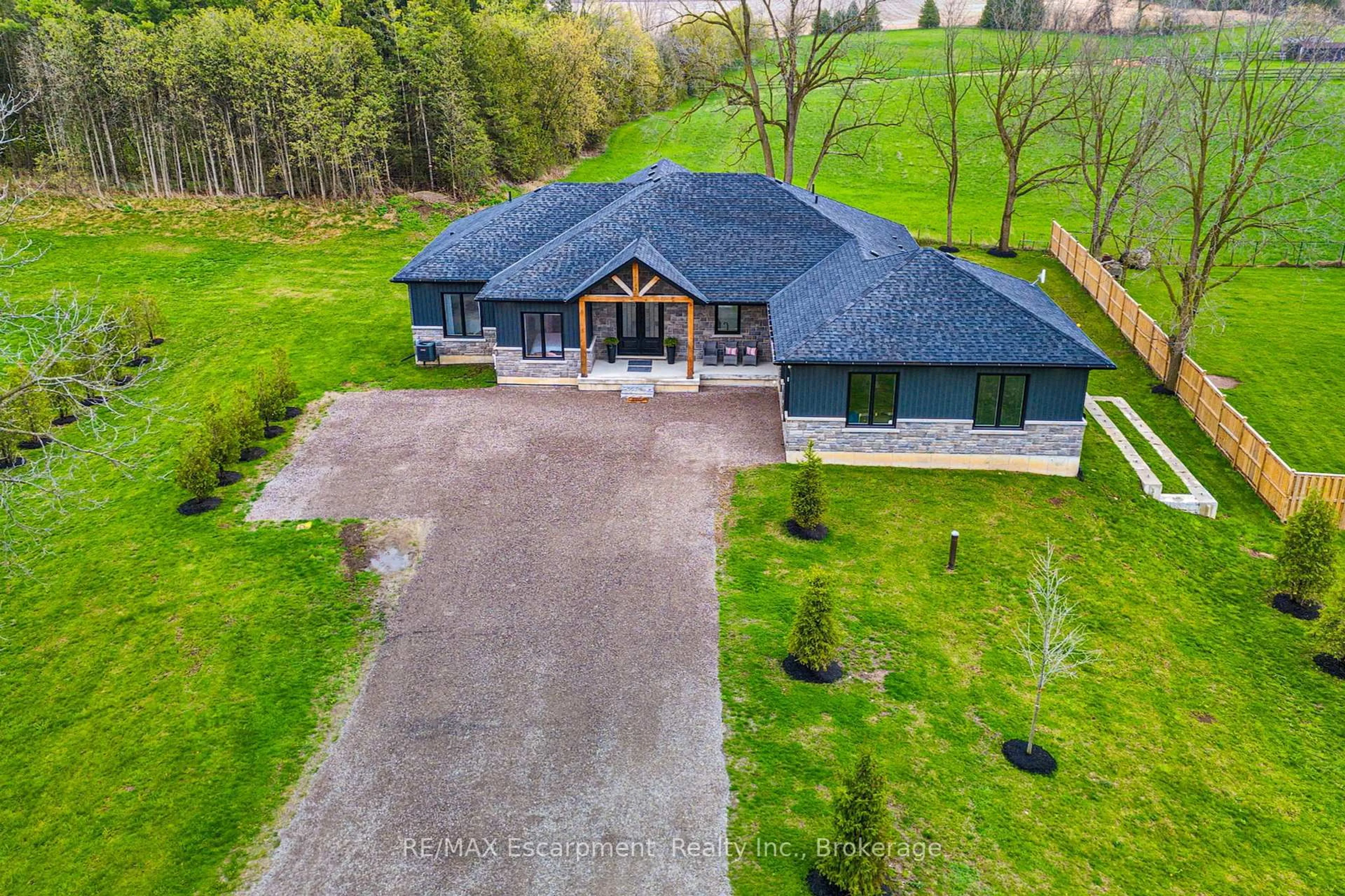 A pic from outside/outdoor area/front of a property/back of a property/a pic from drone, unknown for 1266 Colborne St, Brantford Ontario N3T 0M6