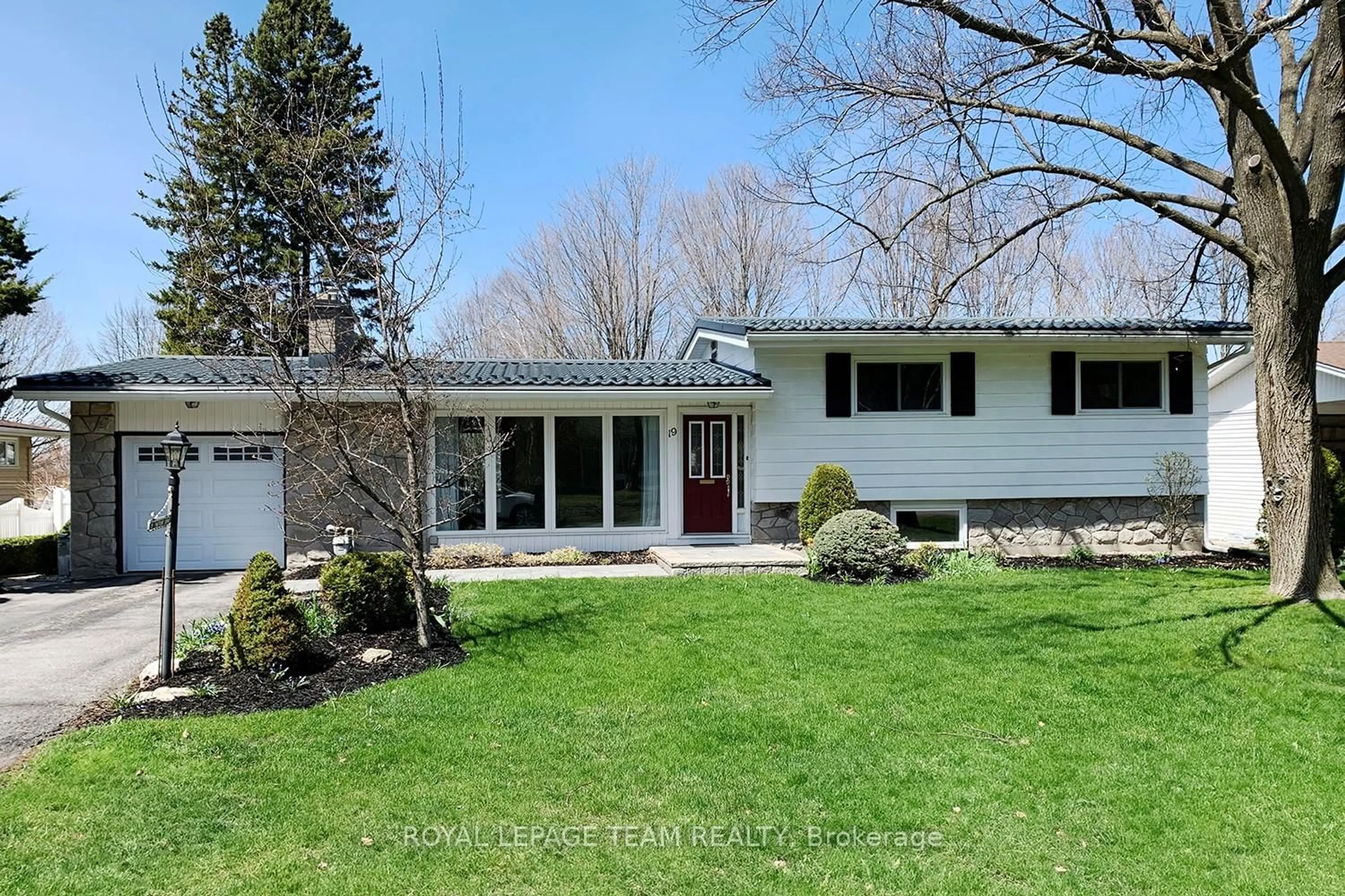 Home with vinyl exterior material, street for 19 Pinepoint Dr, Ottawa Ontario K2H 6B1
