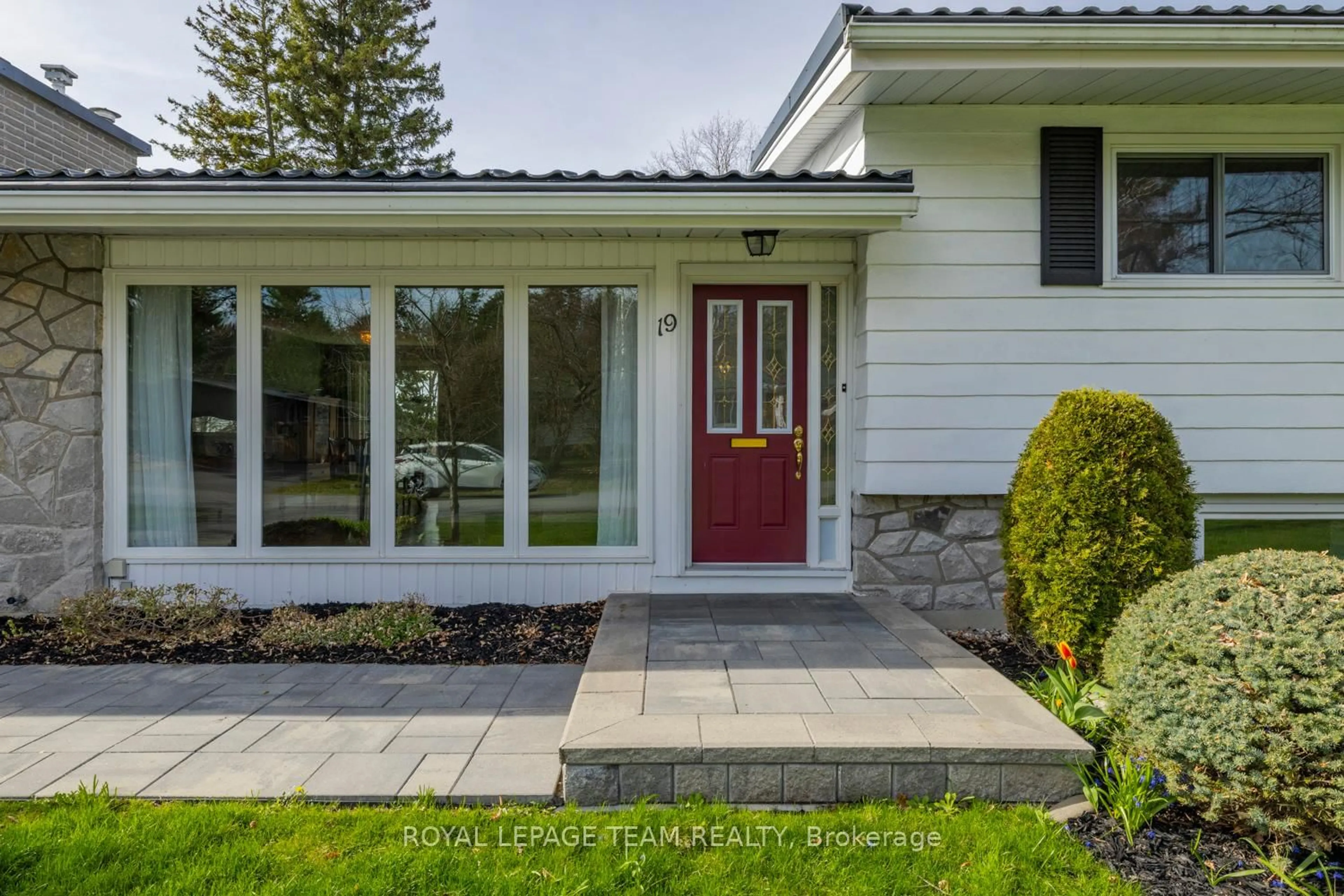 Home with vinyl exterior material, street for 19 Pinepoint Dr, Ottawa Ontario K2H 6B1