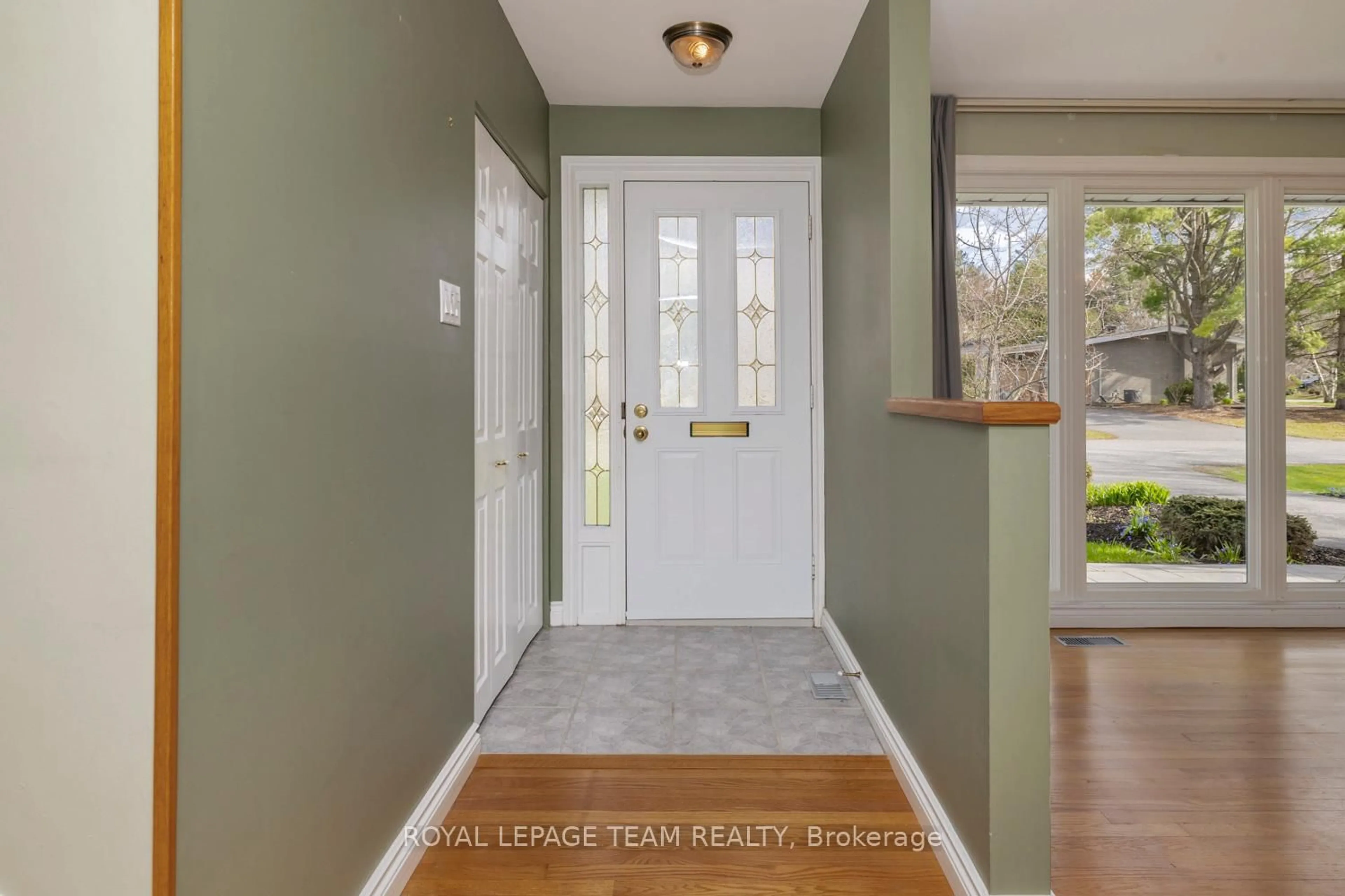 Indoor entryway for 19 Pinepoint Dr, Ottawa Ontario K2H 6B1